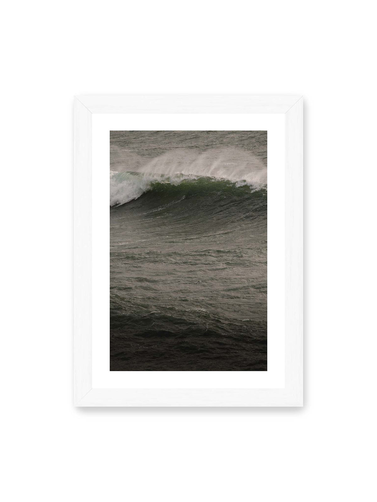 21x30 cm, weißer Galerie-Rand, weißer Rahmen – Dunkle grüne Welle mit weißer Gischt auf einer bewegten, grau schimmernden Wasseroberfläche.