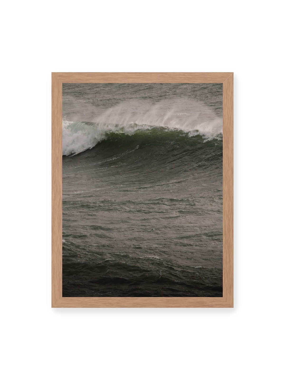 30x40 cm, Eichenrahmen – Dunkle grüne Welle mit weißer Gischt auf einer bewegten, grau schimmernden Wasseroberfläche.