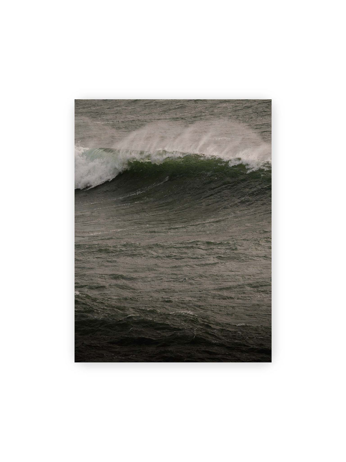 30x40 cm – Dunkle grüne Welle mit weißer Gischt auf einer bewegten, grau schimmernden Wasseroberfläche.