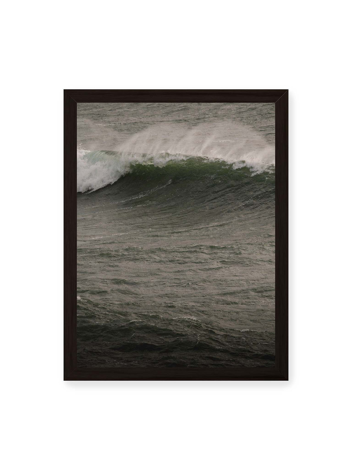 30x40 cm, schwarzer Rahmen – Dunkle grüne Welle mit weißer Gischt auf einer bewegten, grau schimmernden Wasseroberfläche.