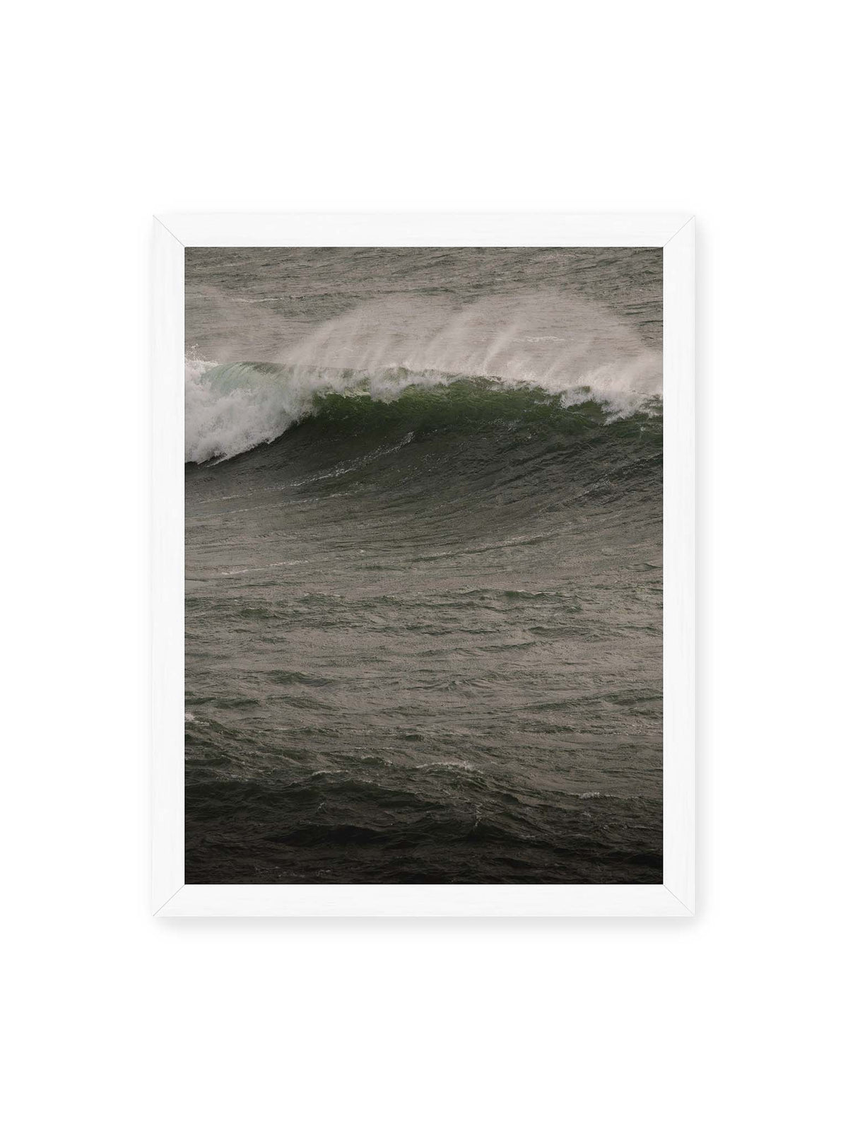 30x40 cm, weißer Rahmen – Dunkle grüne Welle mit weißer Gischt auf einer bewegten, grau schimmernden Wasseroberfläche.