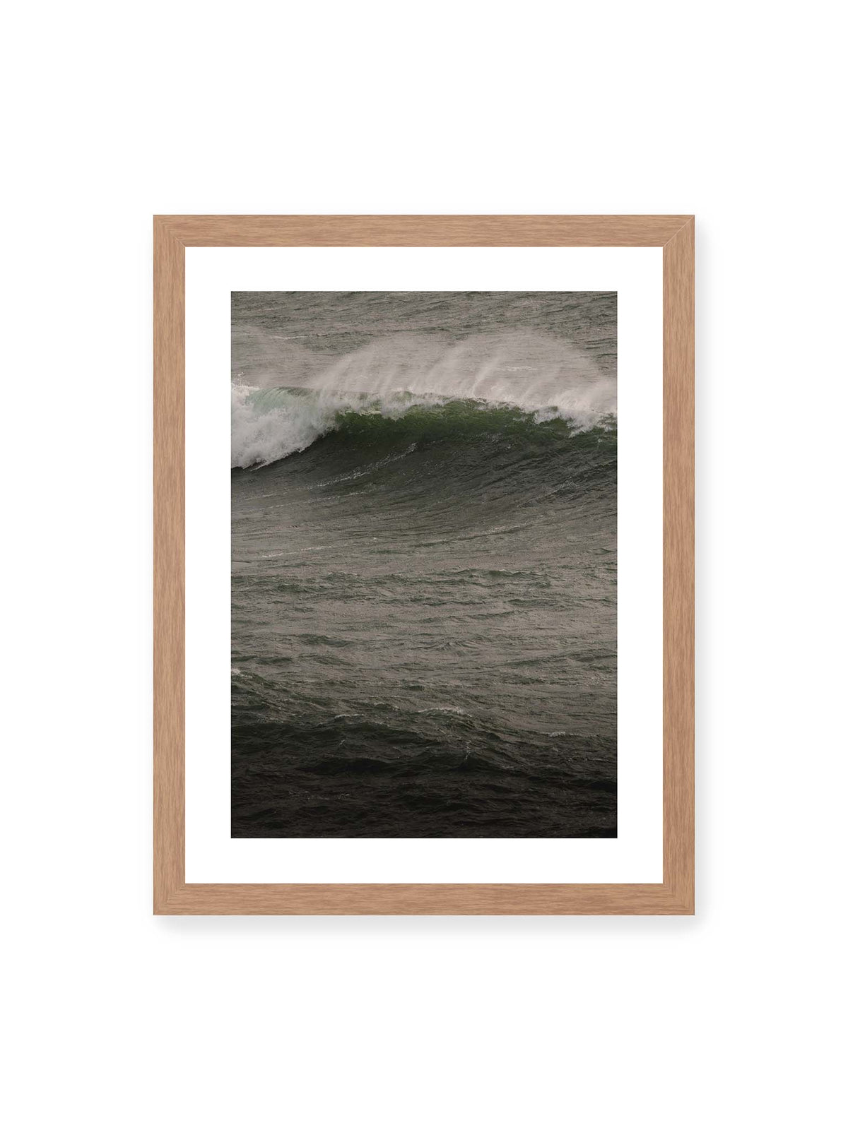 30x40 cm, weißer Galerie-Rand, Eichenrahmen – Dunkle grüne Welle mit weißer Gischt auf einer bewegten, grau schimmernden Wasseroberfläche.