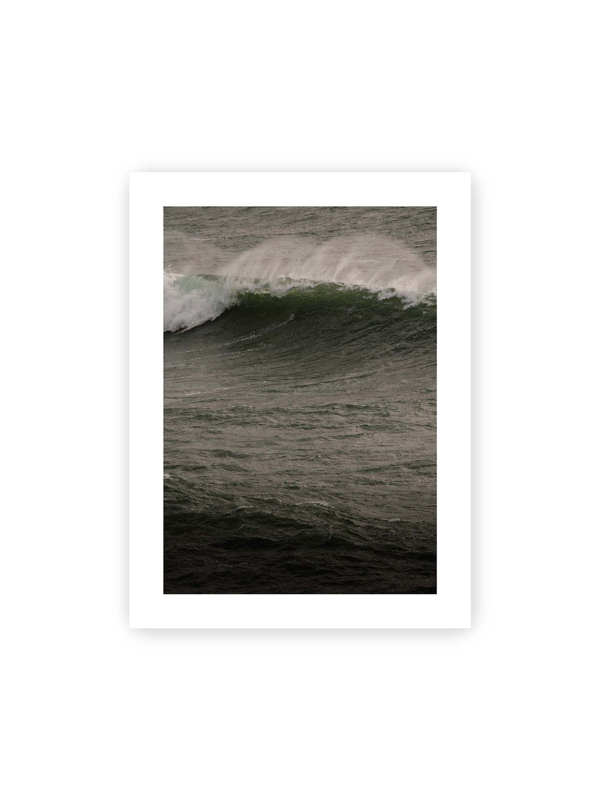 30x40 cm, weißer Galerie-Rand – Dunkle grüne Welle mit weißer Gischt auf einer bewegten, grau schimmernden Wasseroberfläche.