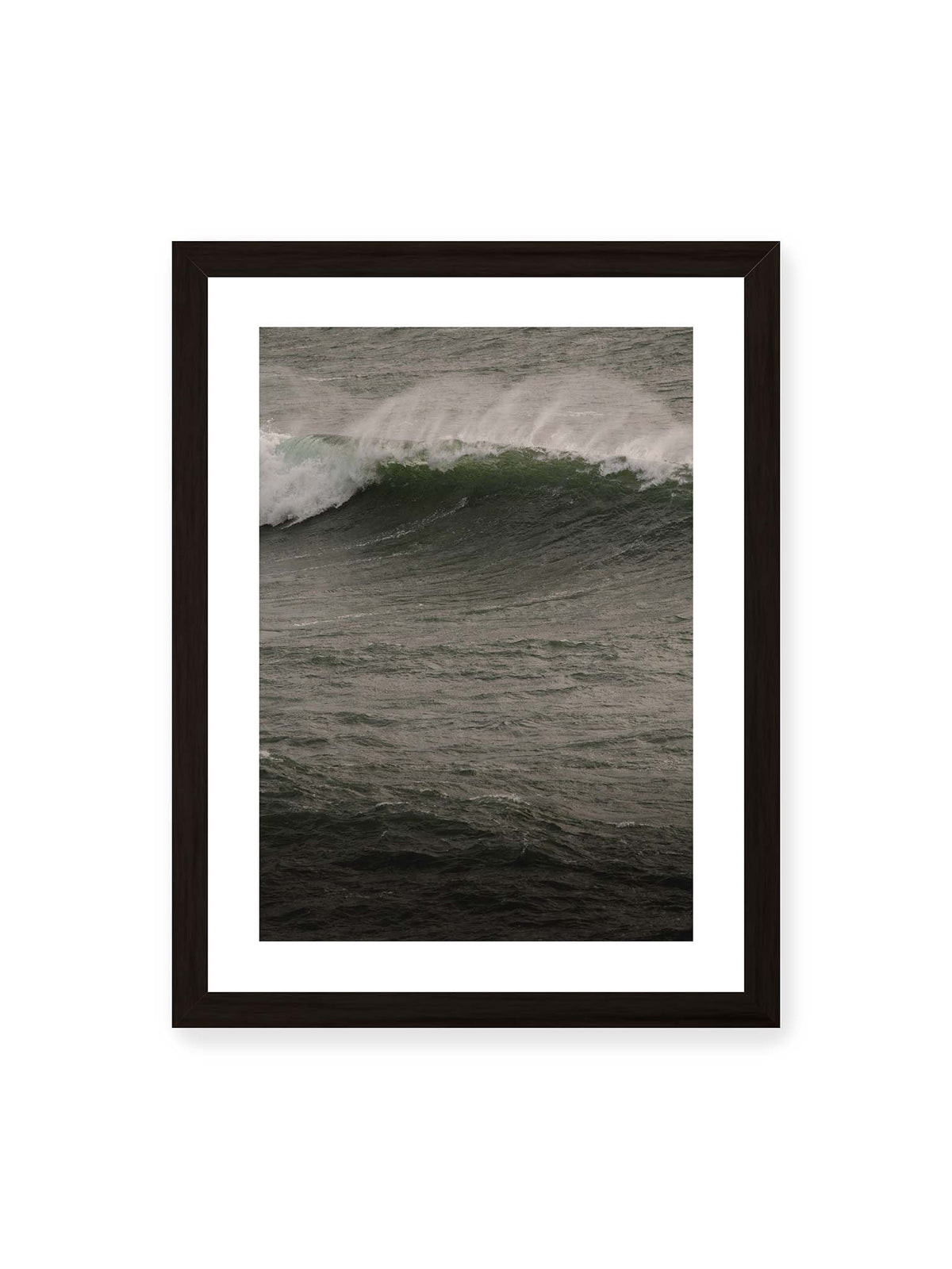 30x40 cm, weißer Galerie-Rand, schwarzer Rahmen – Dunkle grüne Welle mit weißer Gischt auf einer bewegten, grau schimmernden Wasseroberfläche.