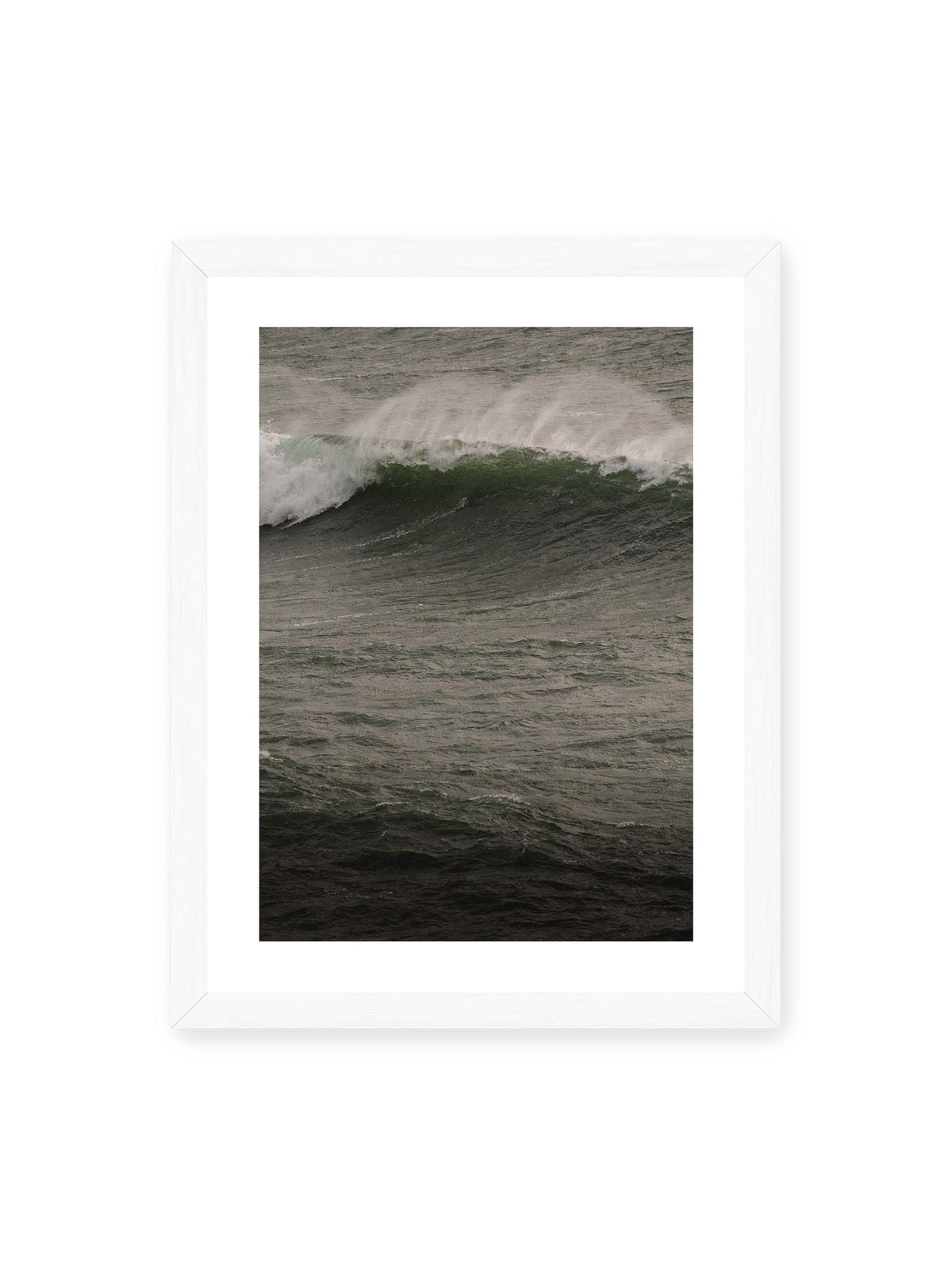 30x40 cm, weißer Galerie-Rand, weißer Rahmen – Dunkle grüne Welle mit weißer Gischt auf einer bewegten, grau schimmernden Wasseroberfläche.