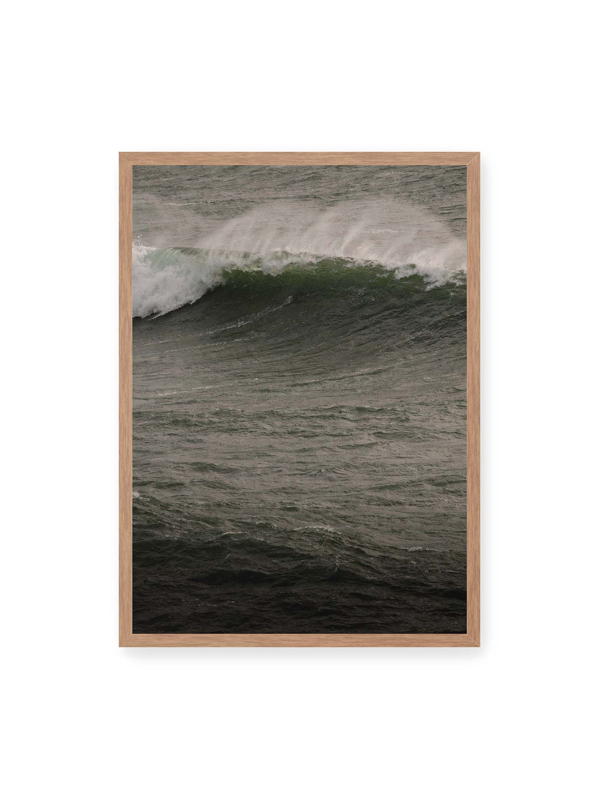 50x70 cm, Eichenrahmen – Dunkle grüne Welle mit weißer Gischt auf einer bewegten, grau schimmernden Wasseroberfläche.
