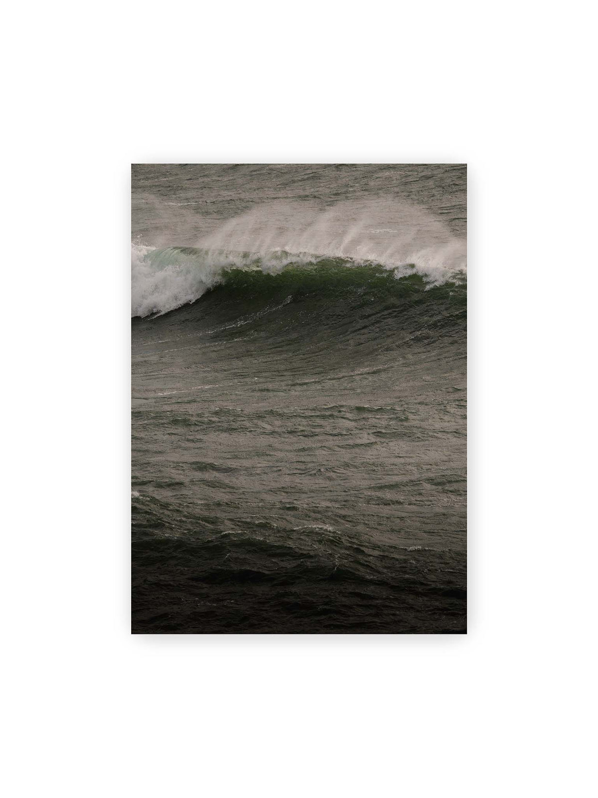 50x70 cm – Dunkle grüne Welle mit weißer Gischt auf einer bewegten, grau schimmernden Wasseroberfläche.