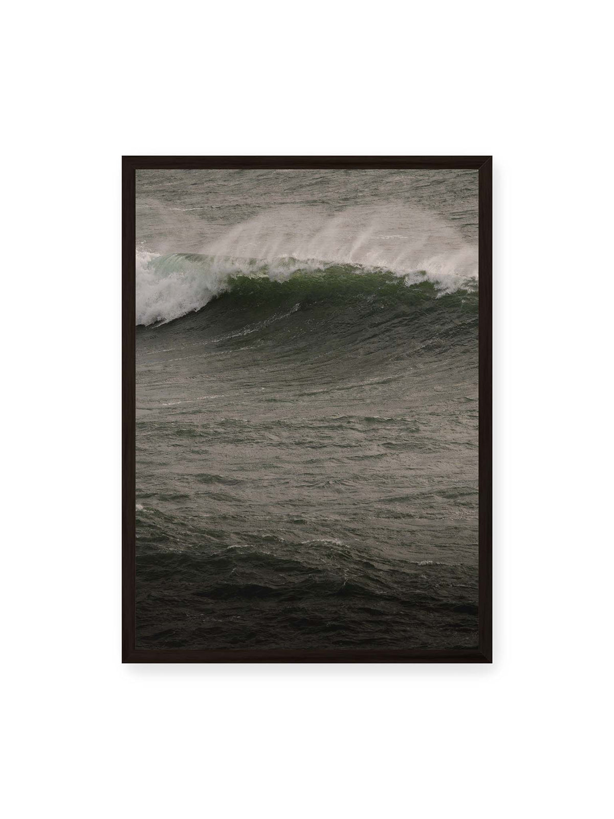 50x70 cm, schwarzer Rahmen – Dunkle grüne Welle mit weißer Gischt auf einer bewegten, grau schimmernden Wasseroberfläche.