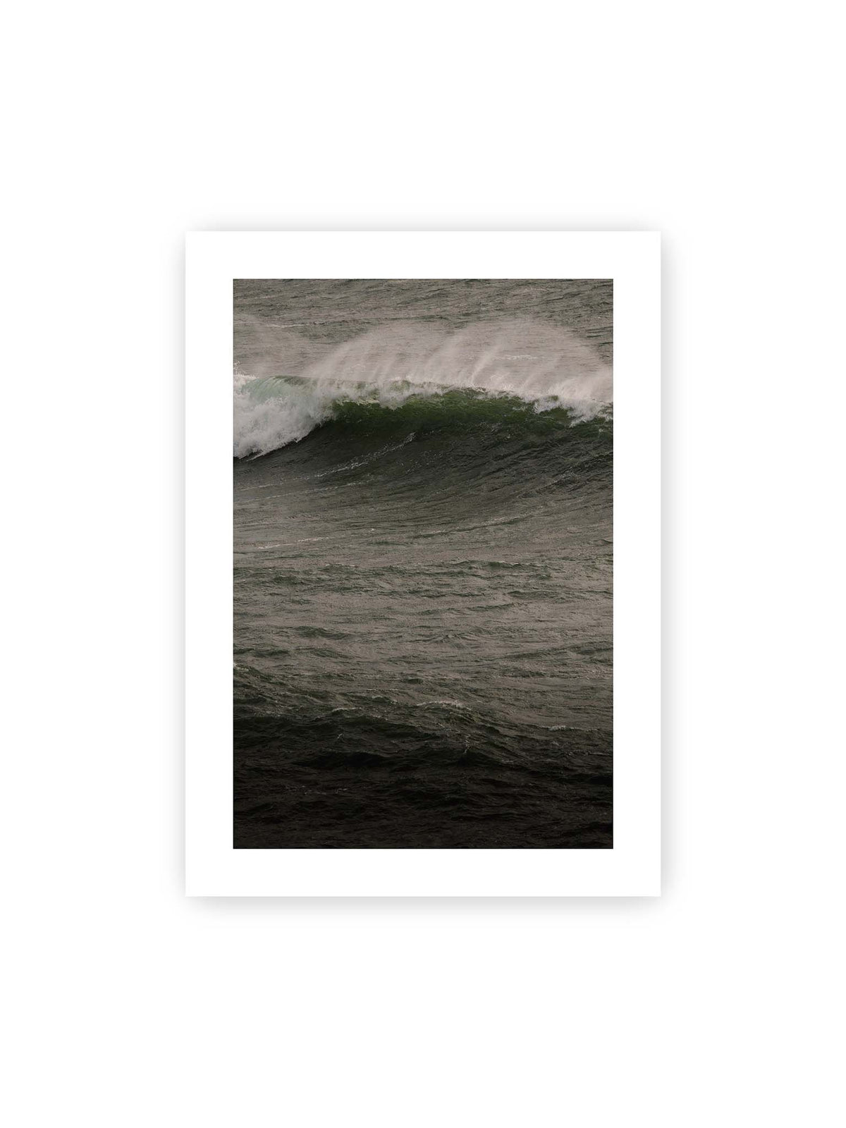 50x70 cm, weißer Galerie-Rand – Dunkle grüne Welle mit weißer Gischt auf einer bewegten, grau schimmernden Wasseroberfläche.