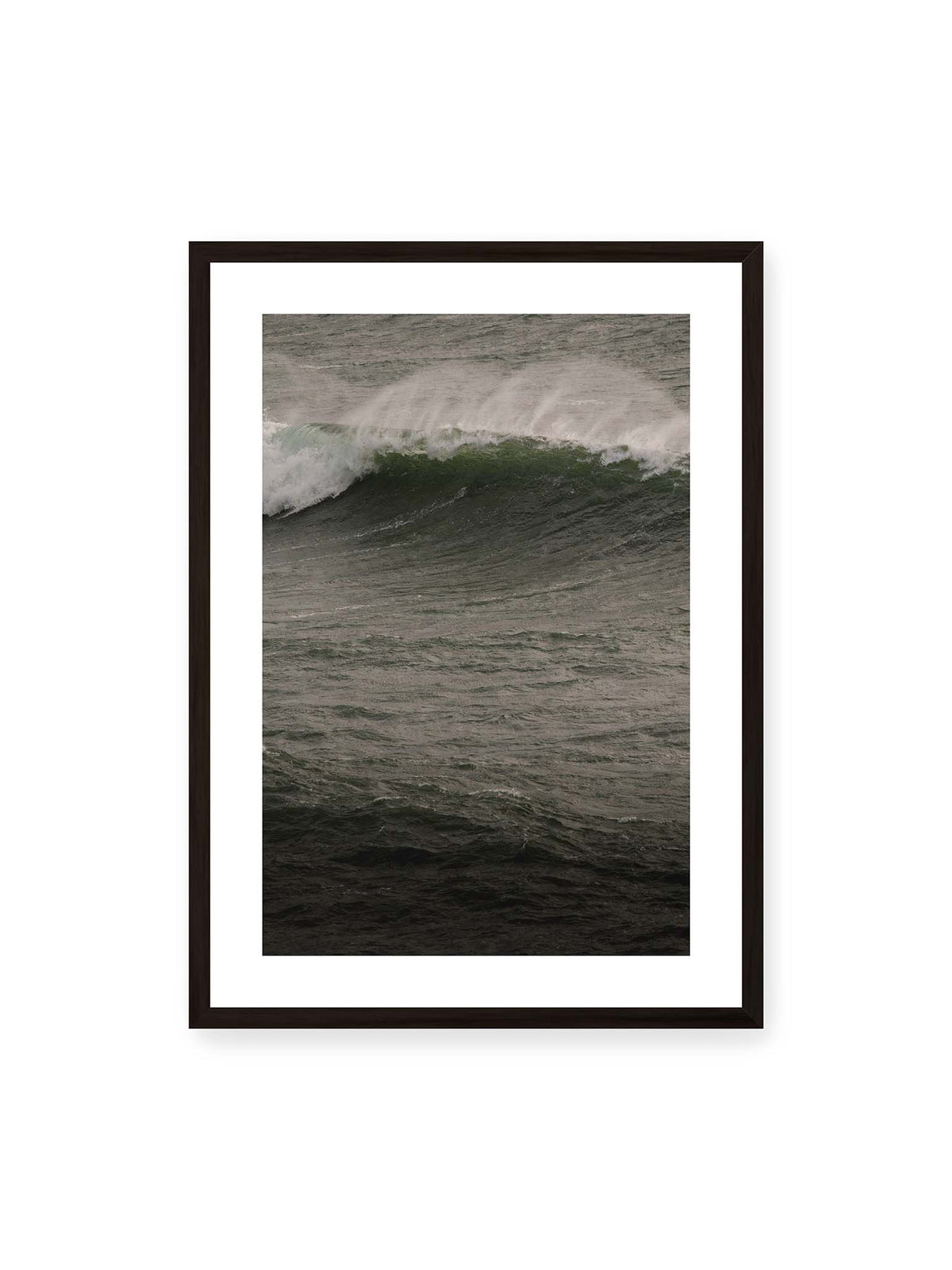 50x70 cm, weißer Galerie-Rand, schwarzer Rahmen – Dunkle grüne Welle mit weißer Gischt auf einer bewegten, grau schimmernden Wasseroberfläche.