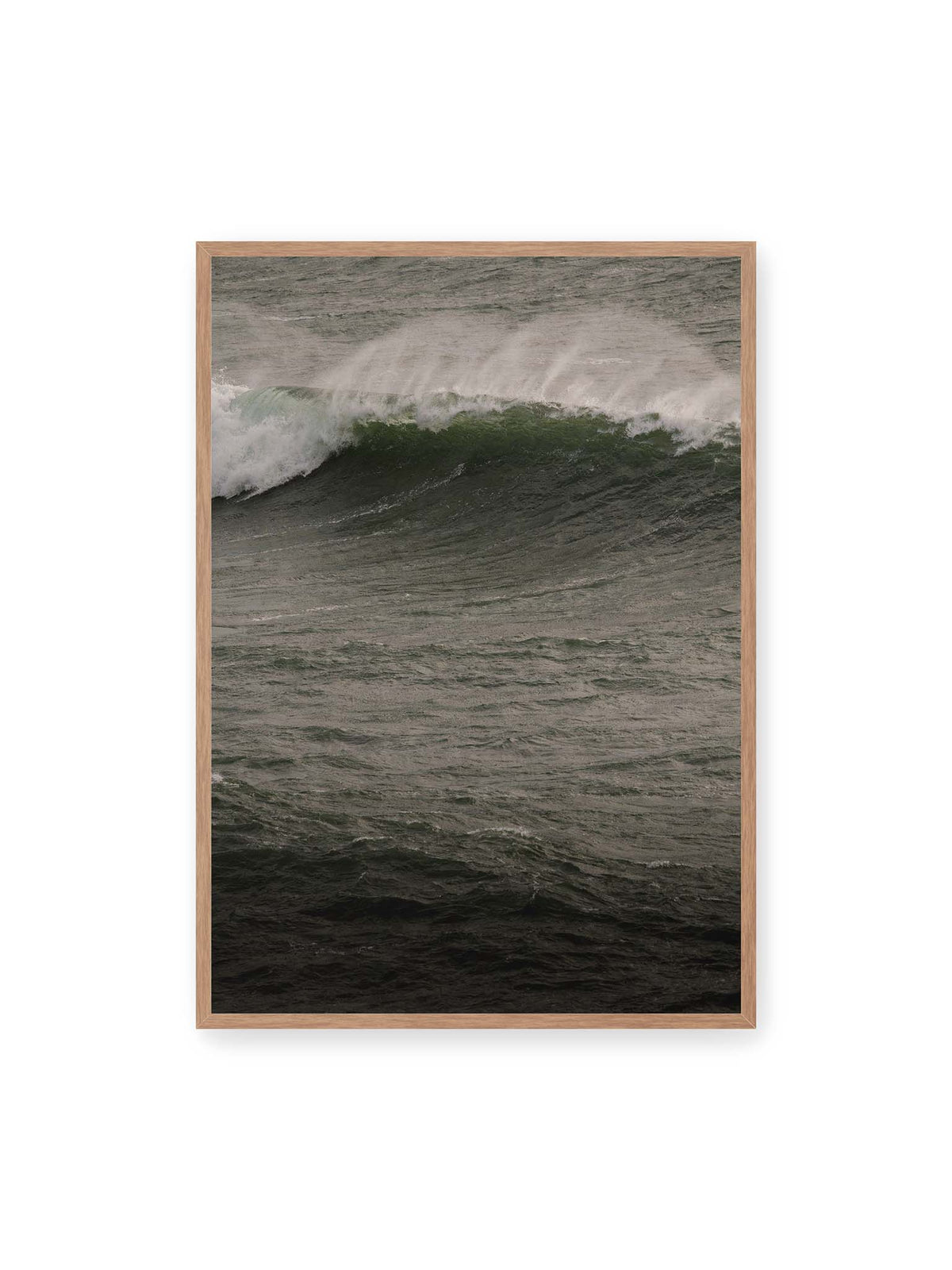 70x100 cm, Eichenrahmen – Dunkle grüne Welle mit weißer Gischt auf einer bewegten, grau schimmernden Wasseroberfläche.