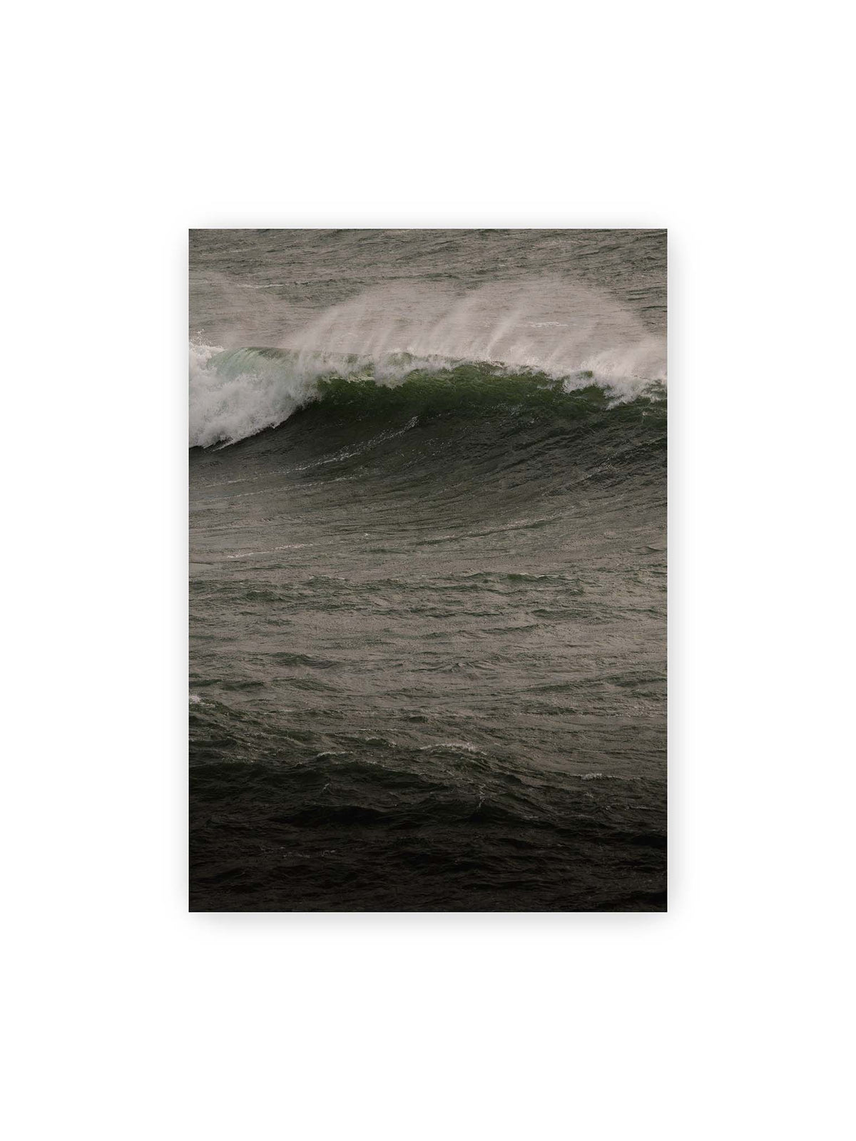 70x100 cm – Dunkle grüne Welle mit weißer Gischt auf einer bewegten, grau schimmernden Wasseroberfläche.
