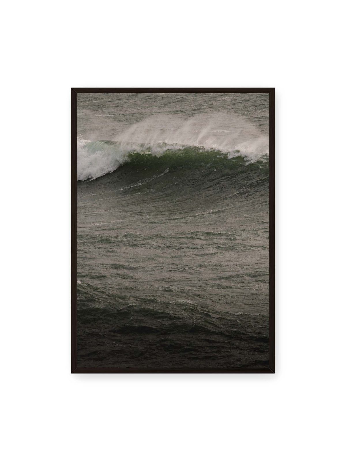 70x100 cm, schwarzer Rahmen – Dunkle grüne Welle mit weißer Gischt auf einer bewegten, grau schimmernden Wasseroberfläche.
