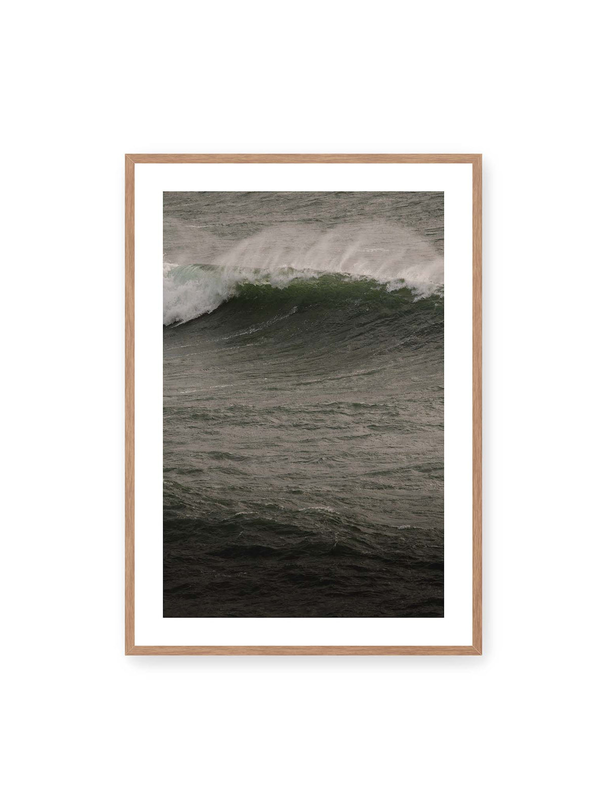 70x100 cm, weißer Galerie-Rand, Eichenrahmen – Dunkle grüne Welle mit weißer Gischt auf einer bewegten, grau schimmernden Wasseroberfläche.