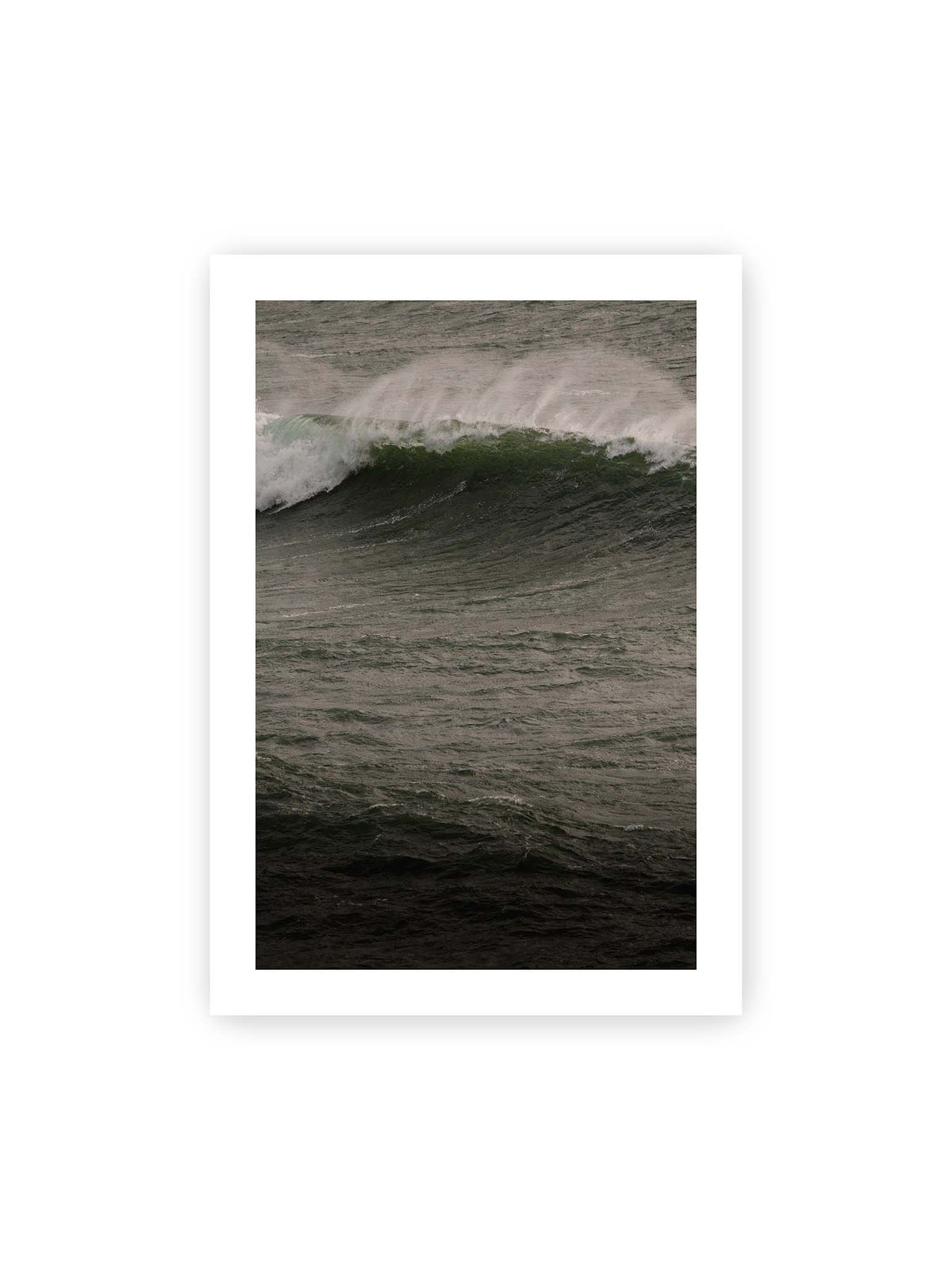 70x100 cm, weißer Galerie-Rand – Dunkle grüne Welle mit weißer Gischt auf einer bewegten, grau schimmernden Wasseroberfläche.