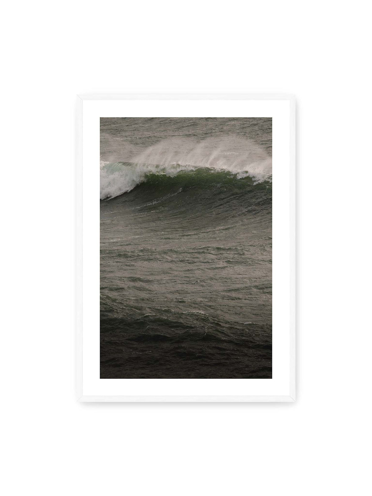 70x100 cm, weißer Galerie-Rand, weißer Rahmen – Dunkle grüne Welle mit weißer Gischt auf einer bewegten, grau schimmernden Wasseroberfläche.