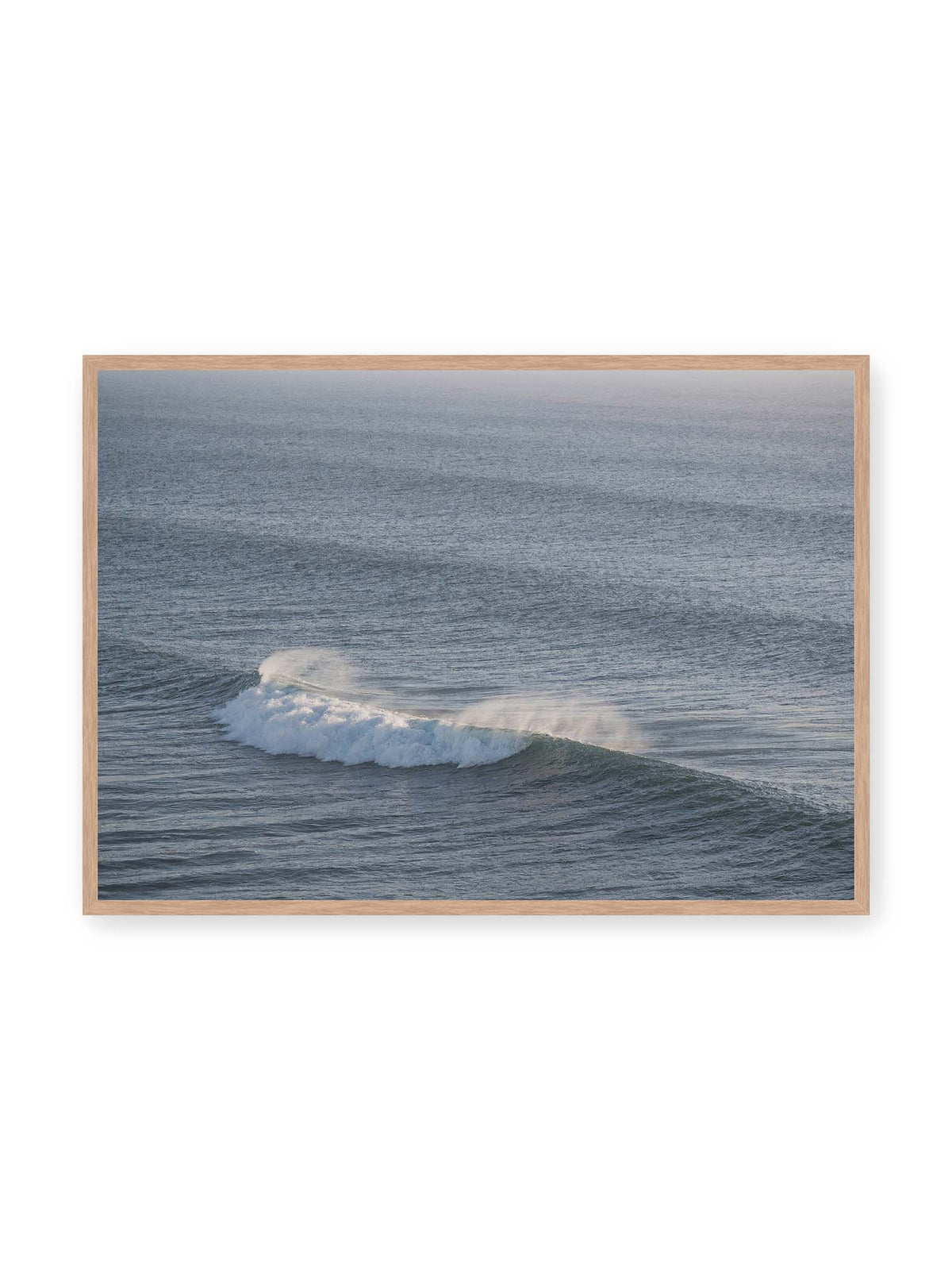 100x70 cm, Eichenrahmen – Brechende Welle mit weißem Schaum und feiner Gischt auf einer weiten blau-grauen Wasserfläche.