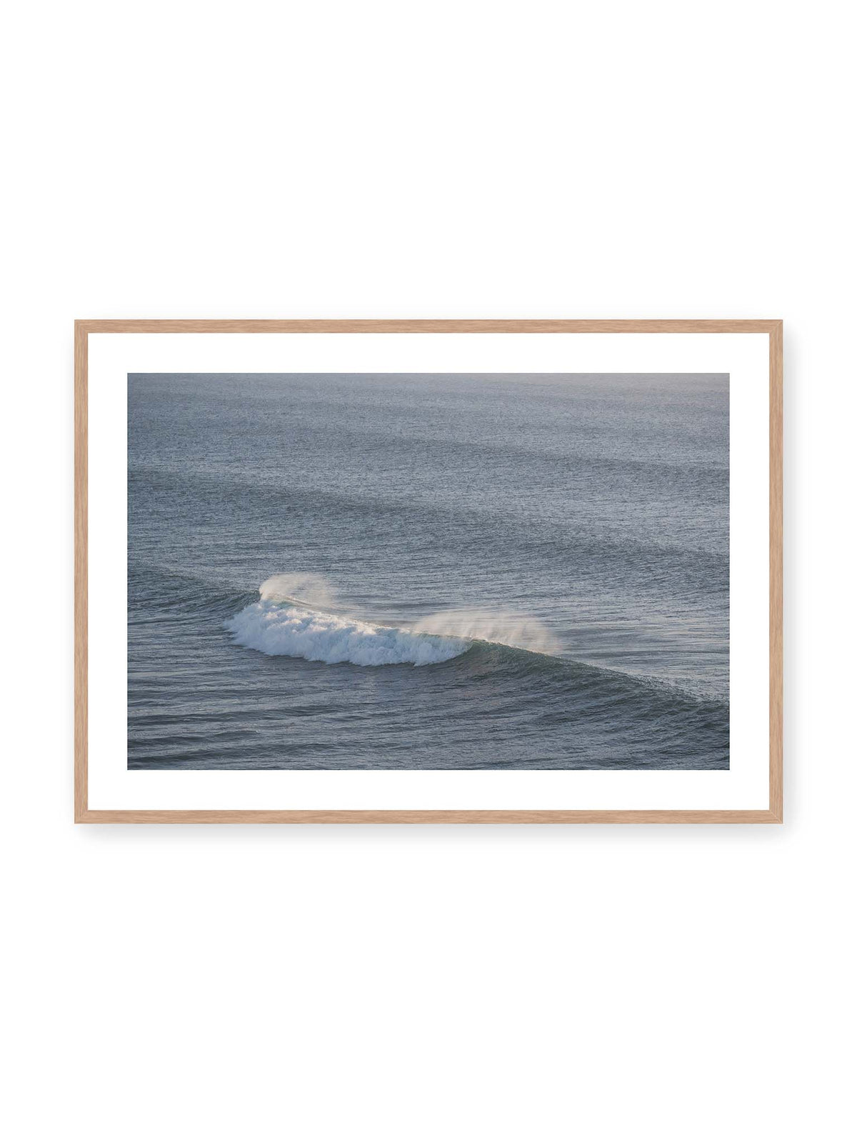 100x70 cm, weißer Galerie-Rand, Eichenrahmen – Brechende Welle mit weißem Schaum und feiner Gischt auf einer weiten blau-grauen Wasserfläche.