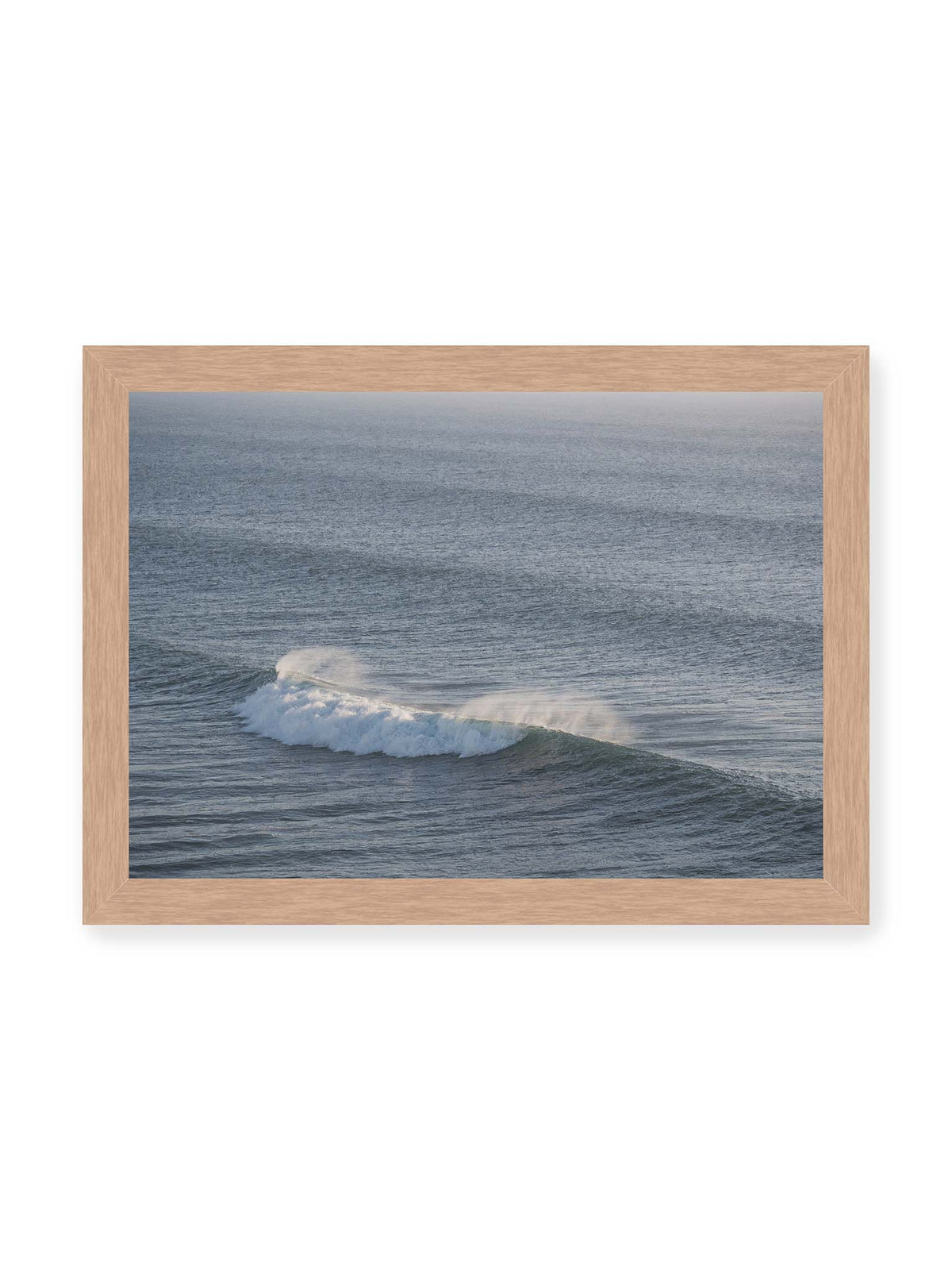 30x21 cm, Eichenrahmen – Brechende Welle mit weißem Schaum und feiner Gischt auf einer weiten blau-grauen Wasserfläche.