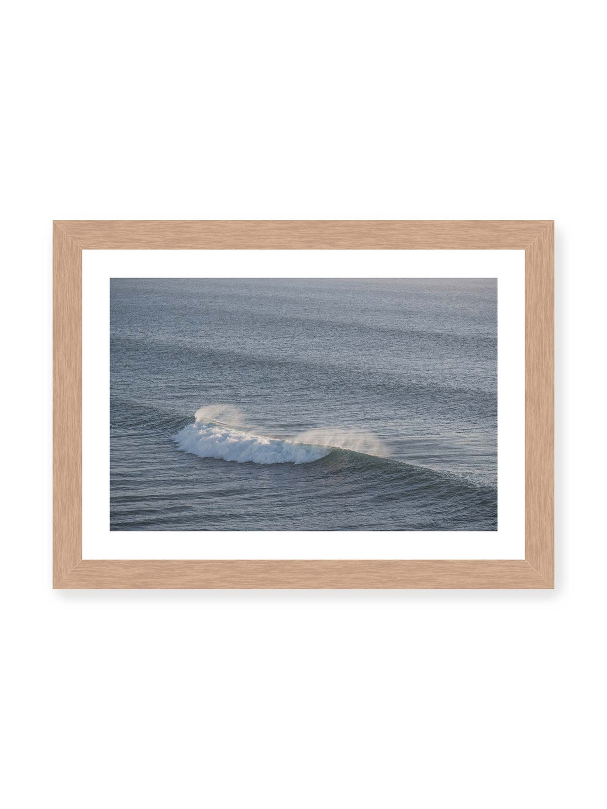 30x21 cm, weißer Galerie-Rand, Eichenrahmen – Brechende Welle mit weißem Schaum und feiner Gischt auf einer weiten blau-grauen Wasserfläche.