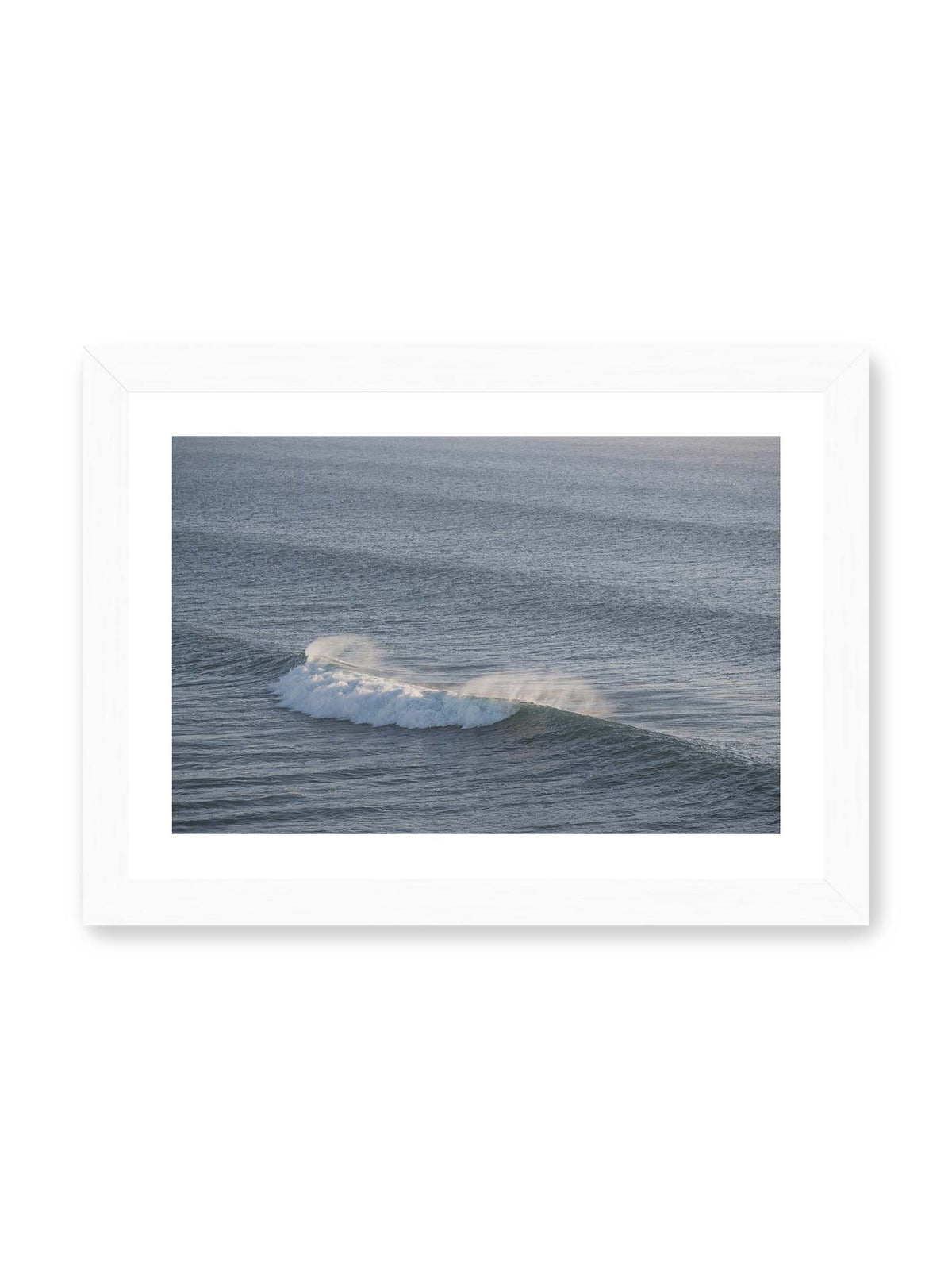 30x21 cm, weißer Galerie-Rand, weißer Rahmen – Brechende Welle mit weißem Schaum und feiner Gischt auf einer weiten blau-grauen Wasserfläche.