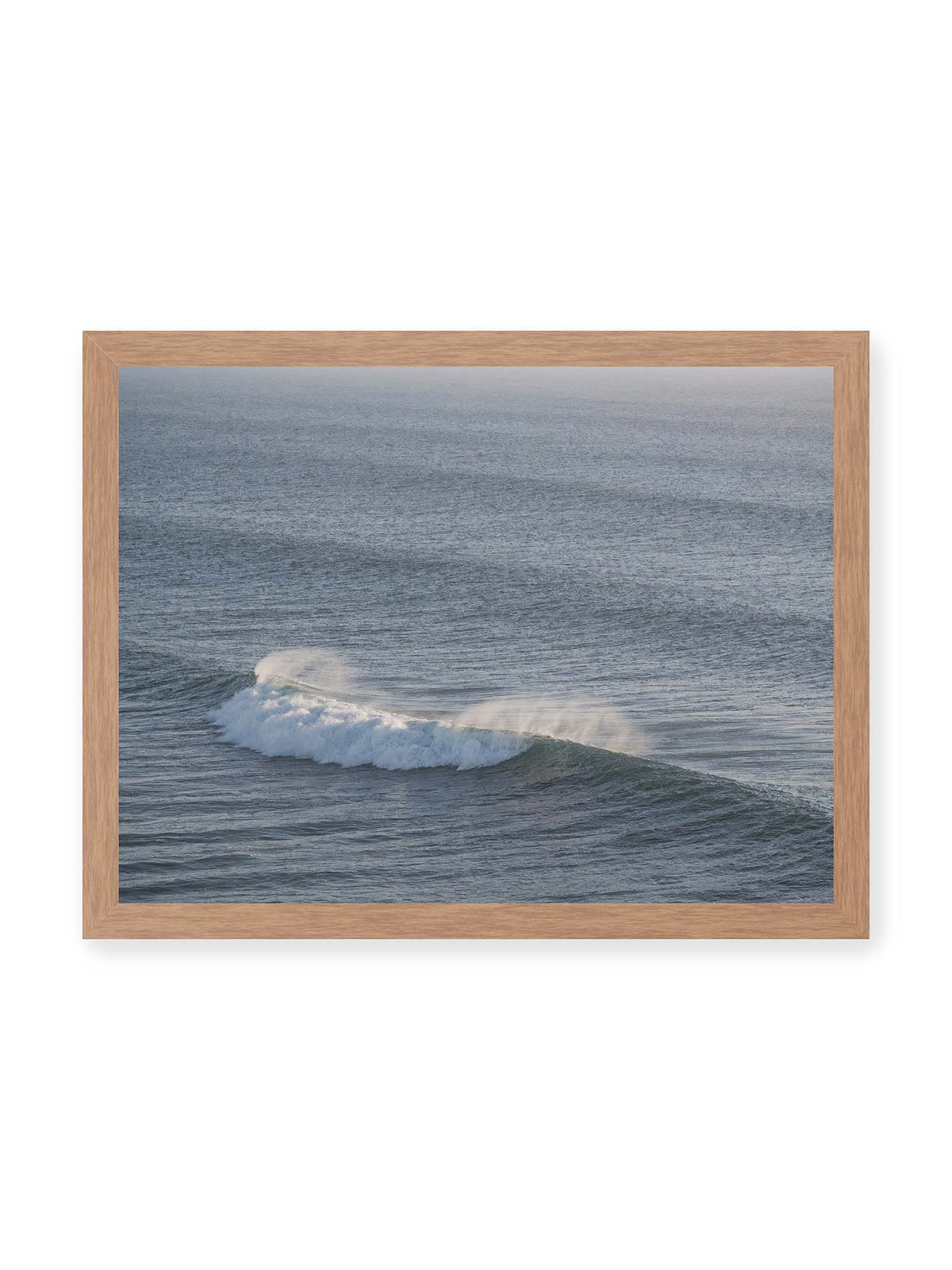 40x30 cm, Eichenrahmen – Brechende Welle mit weißem Schaum und feiner Gischt auf einer weiten blau-grauen Wasserfläche.