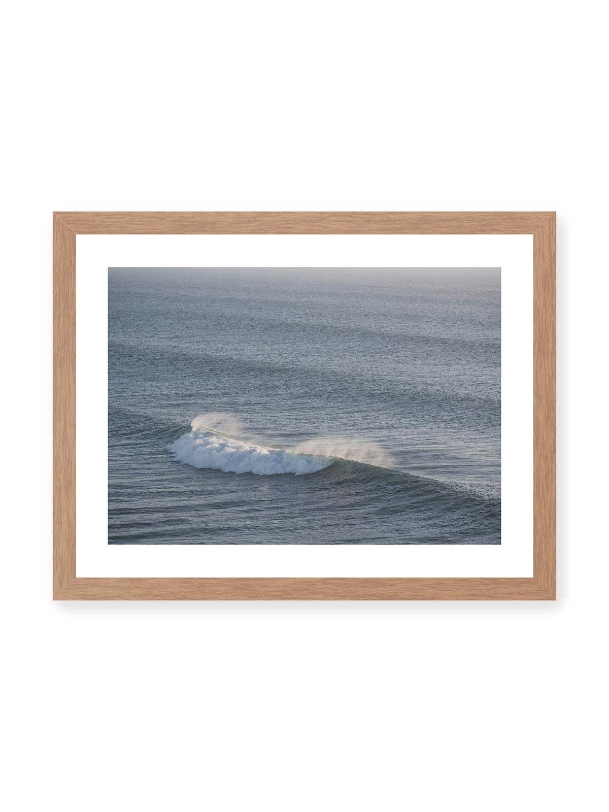 40x30 cm, weißer Galerie-Rand, Eichenrahmen – Brechende Welle mit weißem Schaum und feiner Gischt auf einer weiten blau-grauen Wasserfläche.