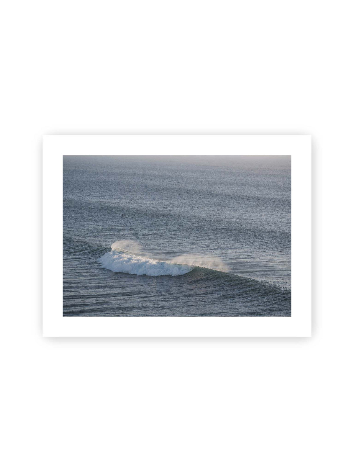 40x30 cm, weißer Galerie-Rand – Brechende Welle mit weißem Schaum und feiner Gischt auf einer weiten blau-grauen Wasserfläche.