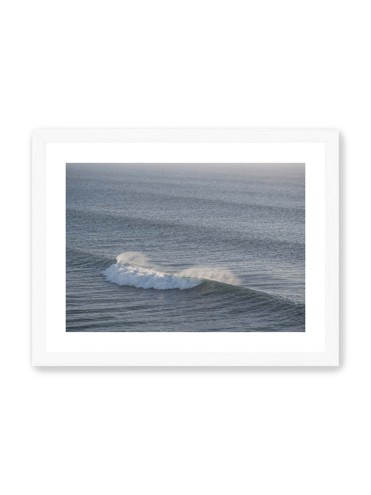 40x30 cm, weißer Galerie-Rand, weißer Rahmen – Brechende Welle mit weißem Schaum und feiner Gischt auf einer weiten blau-grauen Wasserfläche.