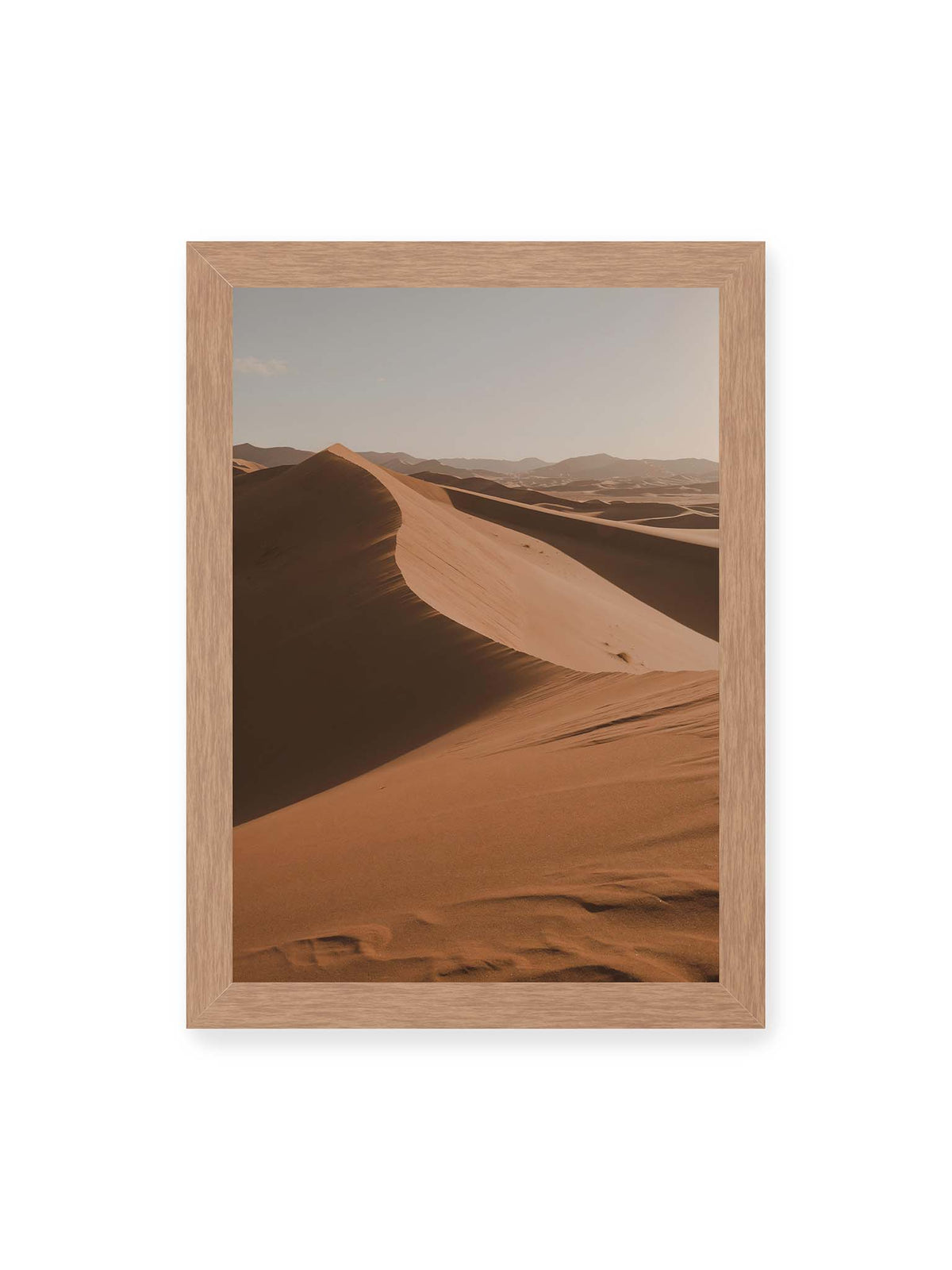 21x30 cm, Eichenrahmen – Geschwungene Sanddünen mit warm beleuchteten Kämmen und tiefen Schatten vor einem hellen Himmel.