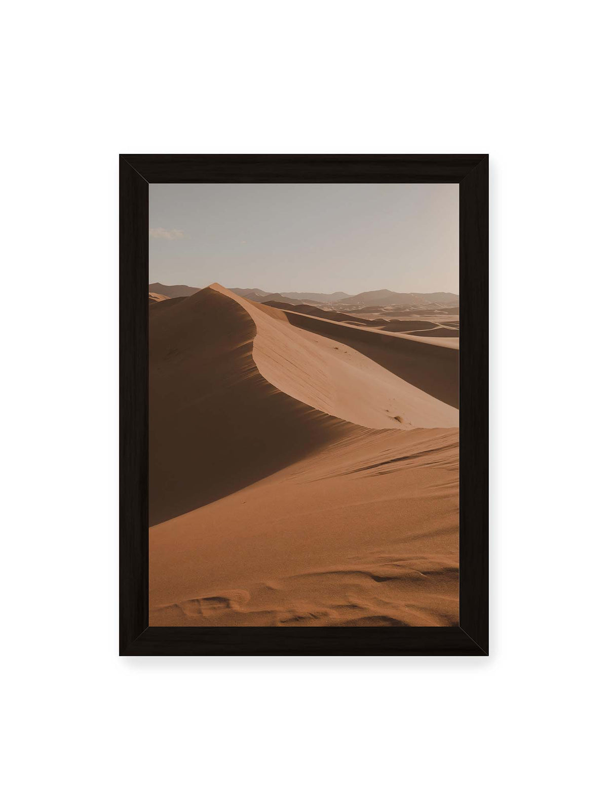 21x30 cm, schwarzer Rahmen – Geschwungene Sanddünen mit warm beleuchteten Kämmen und tiefen Schatten vor einem hellen Himmel.