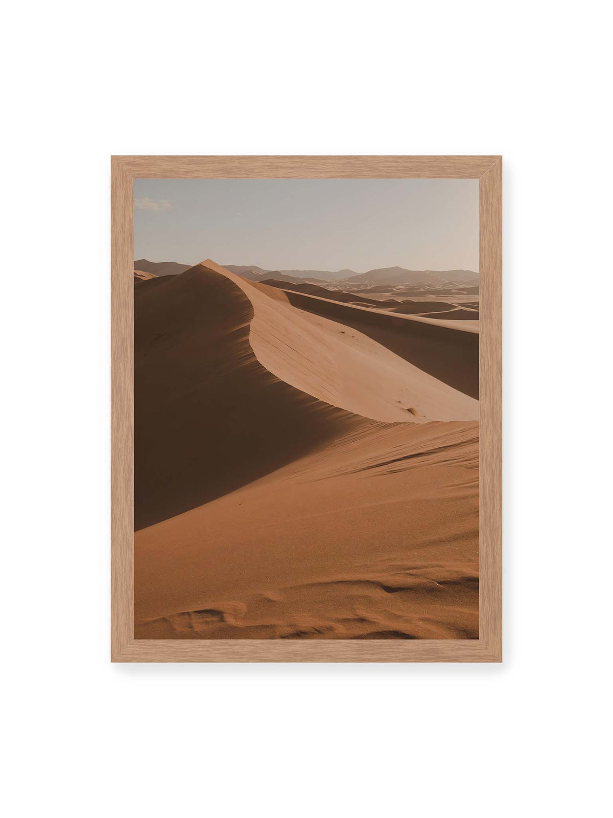 30x40 cm, Eichenrahmen – Geschwungene Sanddünen mit warm beleuchteten Kämmen und tiefen Schatten vor einem hellen Himmel.