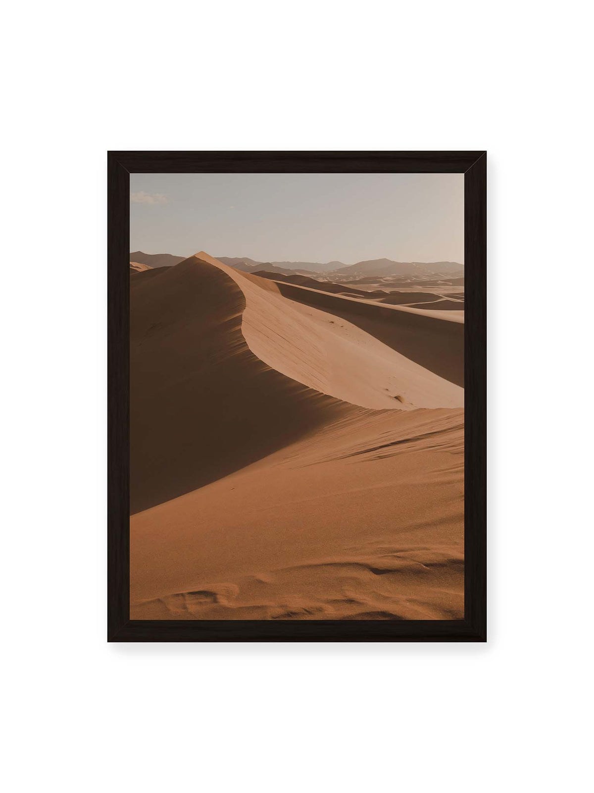 30x40 cm, schwarzer Rahmen – Geschwungene Sanddünen mit warm beleuchteten Kämmen und tiefen Schatten vor einem hellen Himmel.