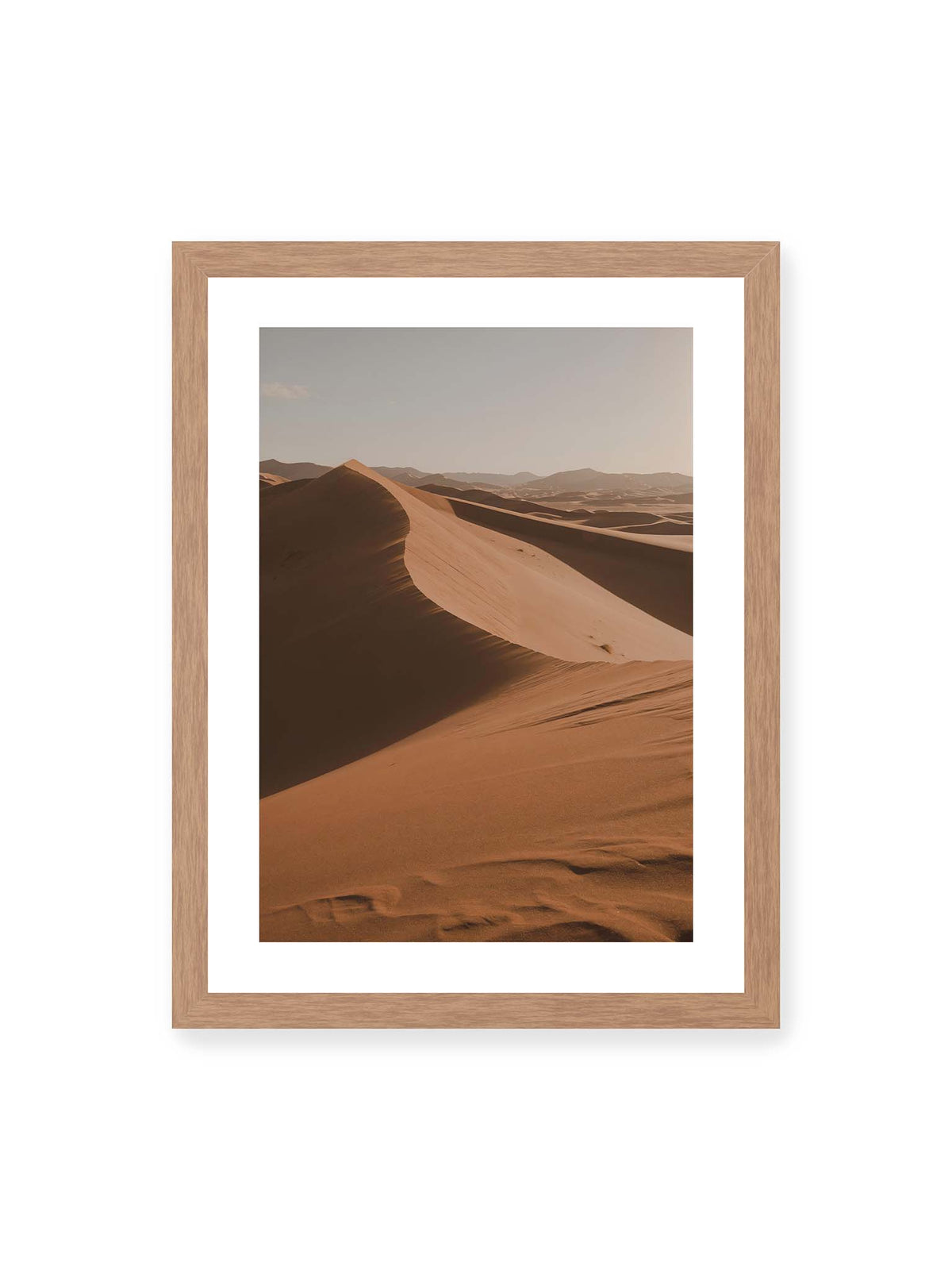 30x40 cm, weißer Galerie-Rand, Eichenrahmen – Geschwungene Sanddünen mit warm beleuchteten Kämmen und tiefen Schatten vor einem hellen Himmel.