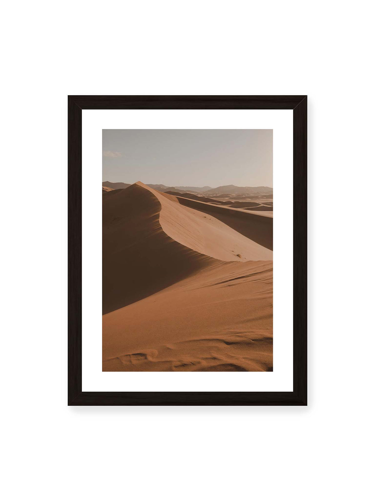 30x40 cm, weißer Galerie-Rand, schwarzer Rahmen – Geschwungene Sanddünen mit warm beleuchteten Kämmen und tiefen Schatten vor einem hellen Himmel.