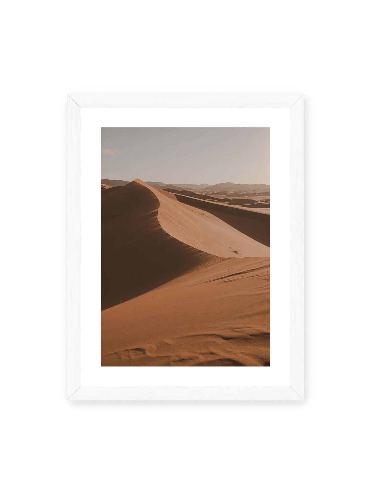 30x40 cm, weißer Galerie-Rand, weißer Rahmen – Geschwungene Sanddünen mit warm beleuchteten Kämmen und tiefen Schatten vor einem hellen Himmel.