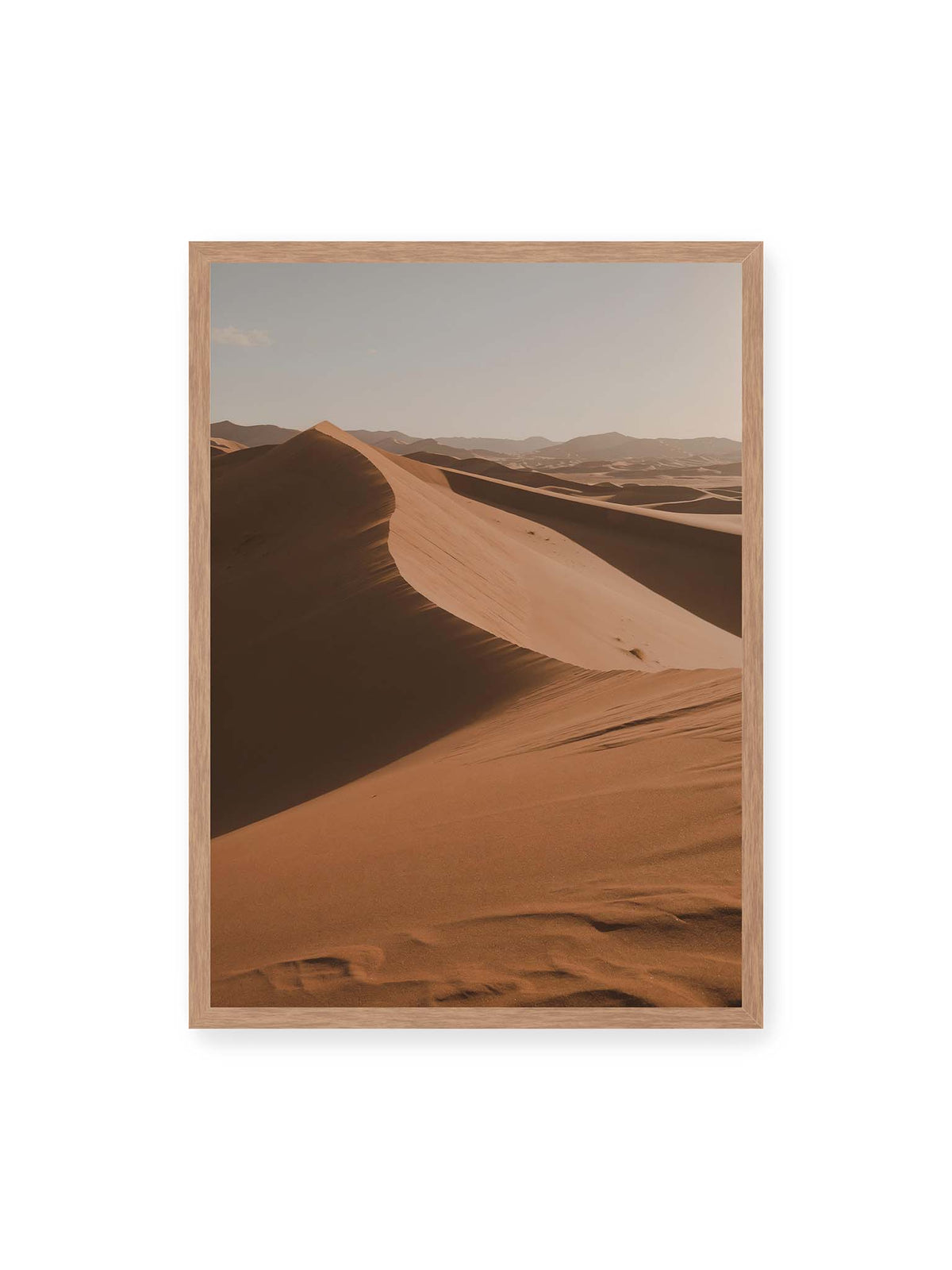 50x70 cm, Eichenrahmen – Geschwungene Sanddünen mit warm beleuchteten Kämmen und tiefen Schatten vor einem hellen Himmel.
