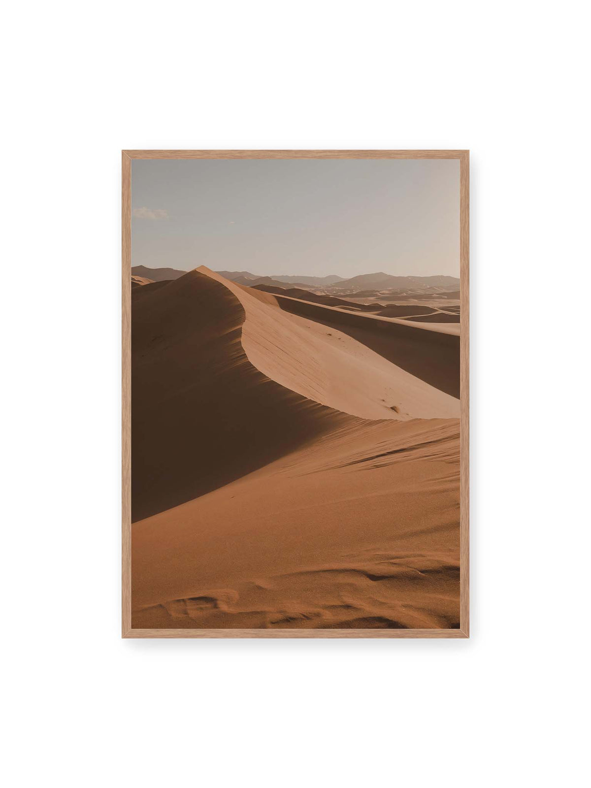 70x100 cm, Eichenrahmen – Geschwungene Sanddünen mit warm beleuchteten Kämmen und tiefen Schatten vor einem hellen Himmel.