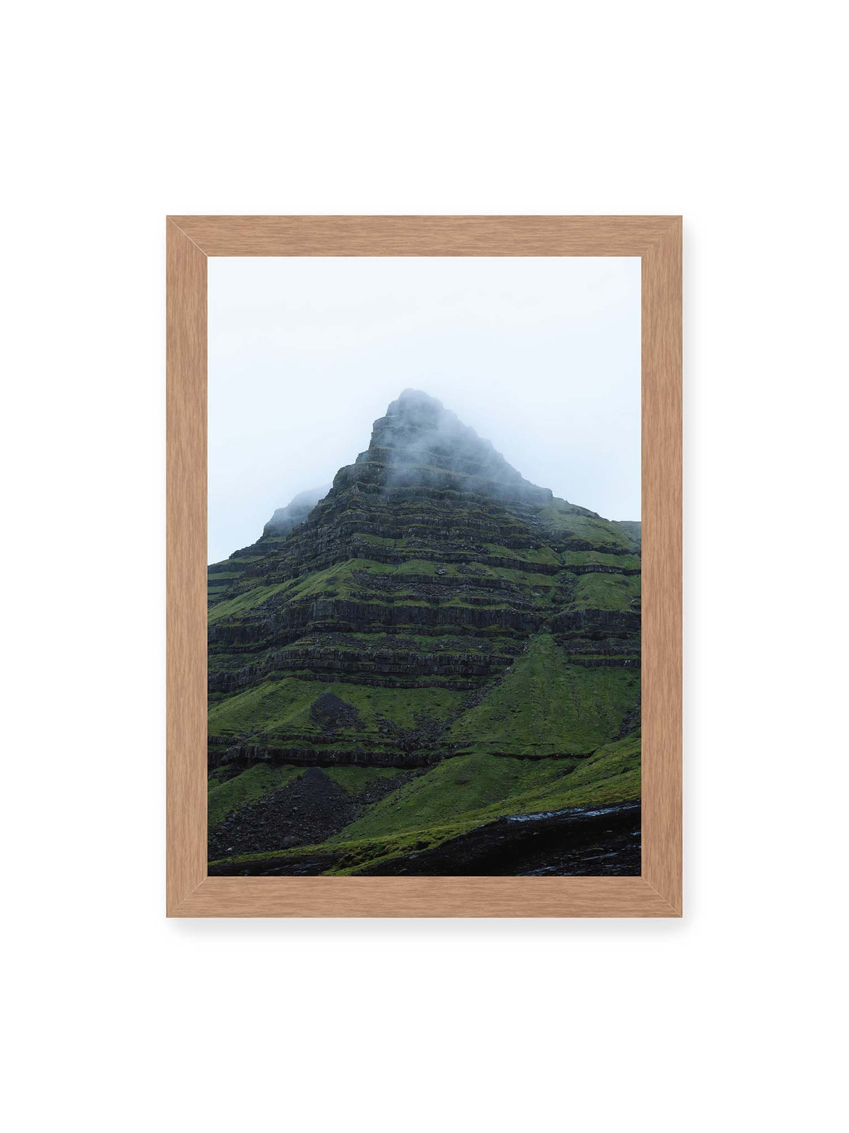21x30 cm, Eichenrahmen – Steiler grüner Berg mit dunklen Felsbändern, dessen Gipfel in dichtem Nebel verschwindet.