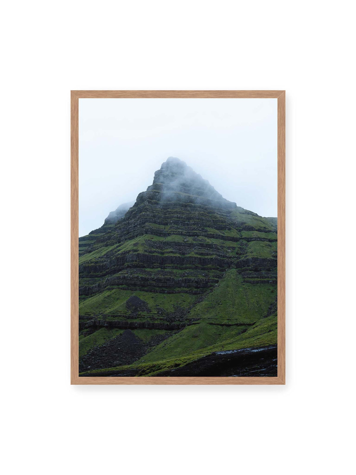 50x70 cm, Eichenrahmen – Steiler grüner Berg mit dunklen Felsbändern, dessen Gipfel in dichtem Nebel verschwindet.
