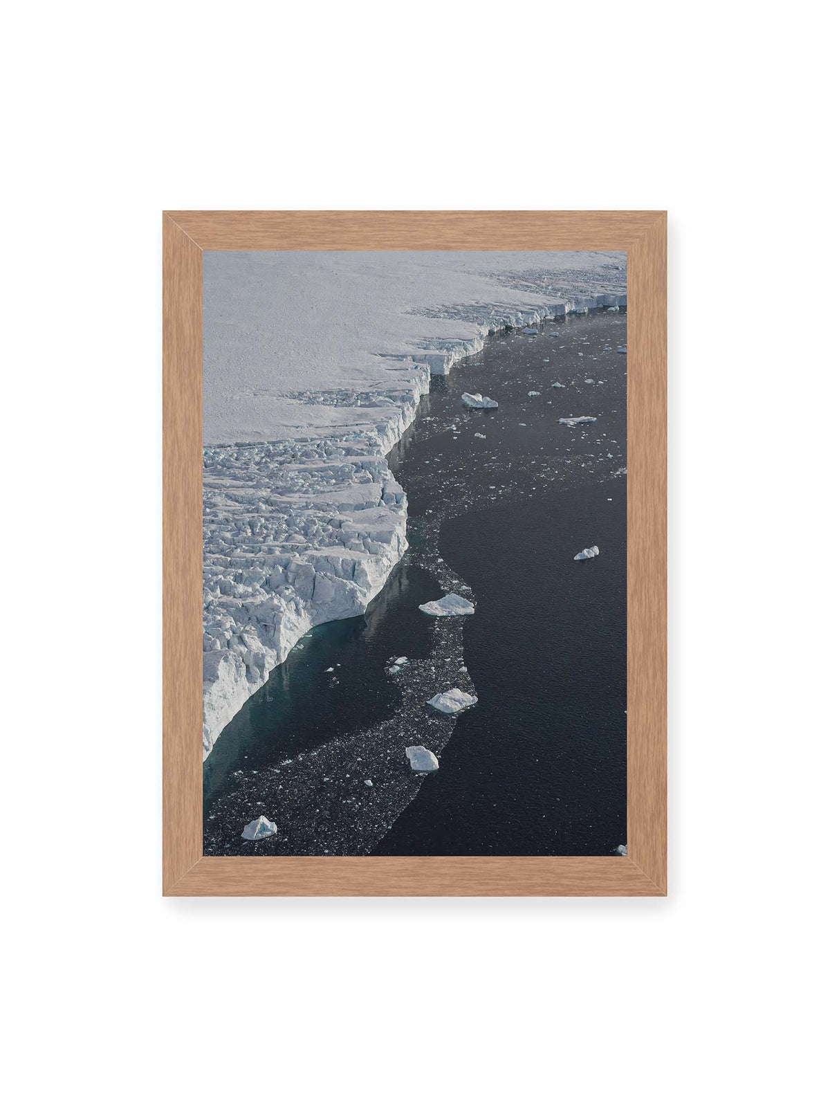 21x30 cm, Eichenrahmen – Helle Eisfläche mit geschwungener Kante an dunklem Wasser, auf dem einzelne Eisstücke treiben.