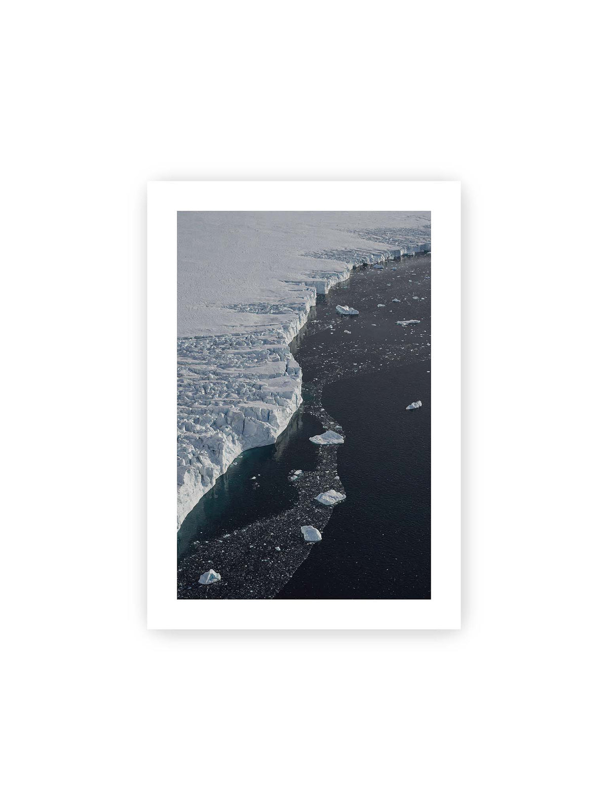 21x30 cm, weißer Galerie-Rand – Helle Eisfläche mit geschwungener Kante an dunklem Wasser, auf dem einzelne Eisstücke treiben.