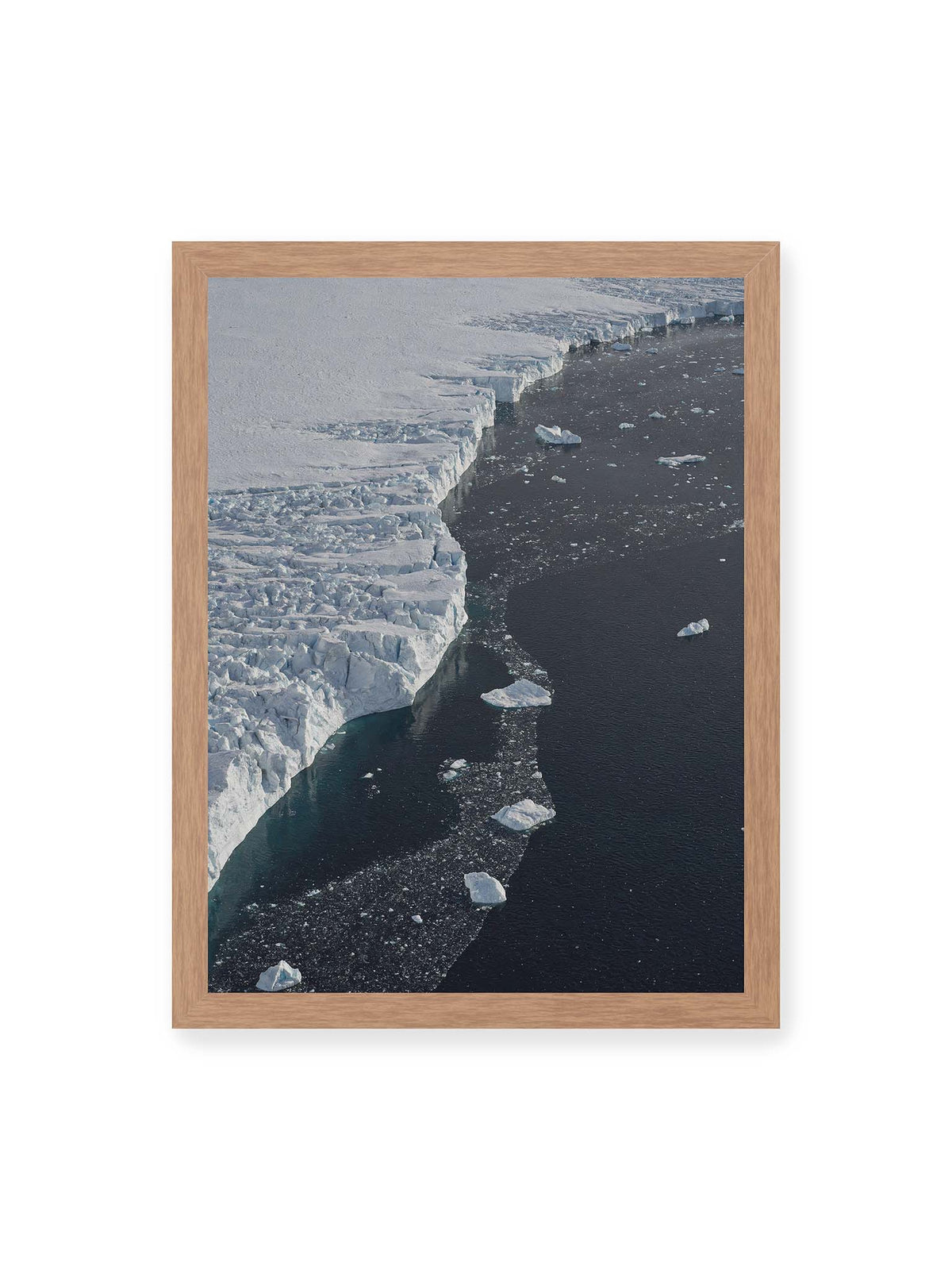 30x40 cm, Eichenrahmen – Helle Eisfläche mit geschwungener Kante an dunklem Wasser, auf dem einzelne Eisstücke treiben.