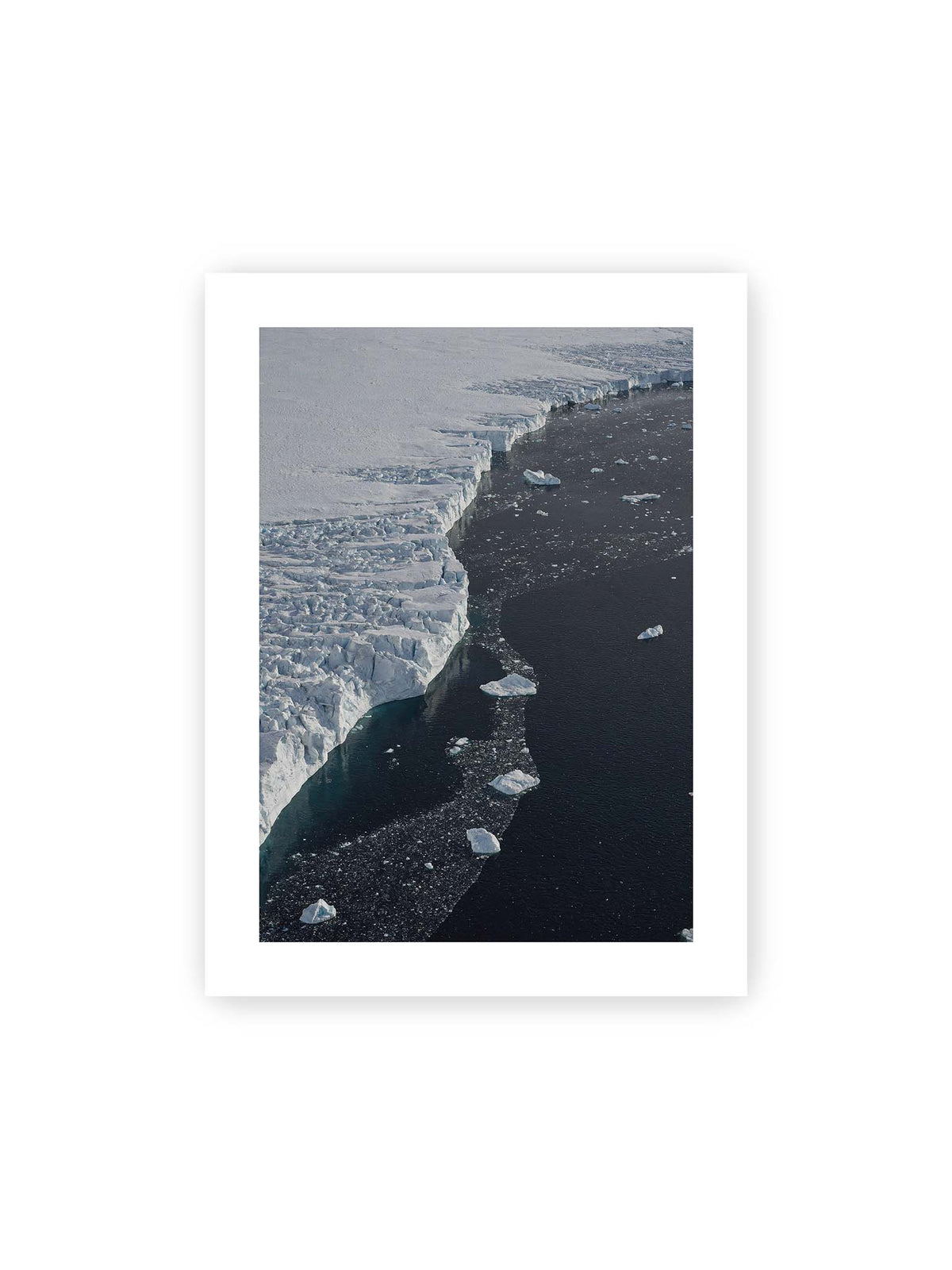 30x40 cm, weißer Galerie-Rand – Helle Eisfläche mit geschwungener Kante an dunklem Wasser, auf dem einzelne Eisstücke treiben.