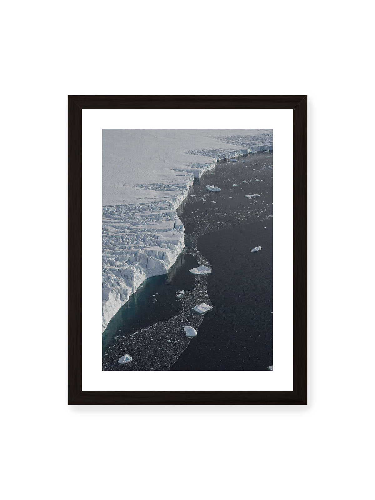 30x40 cm, weißer Galerie-Rand, schwarzer Rahmen – Helle Eisfläche mit geschwungener Kante an dunklem Wasser, auf dem einzelne Eisstücke treiben.