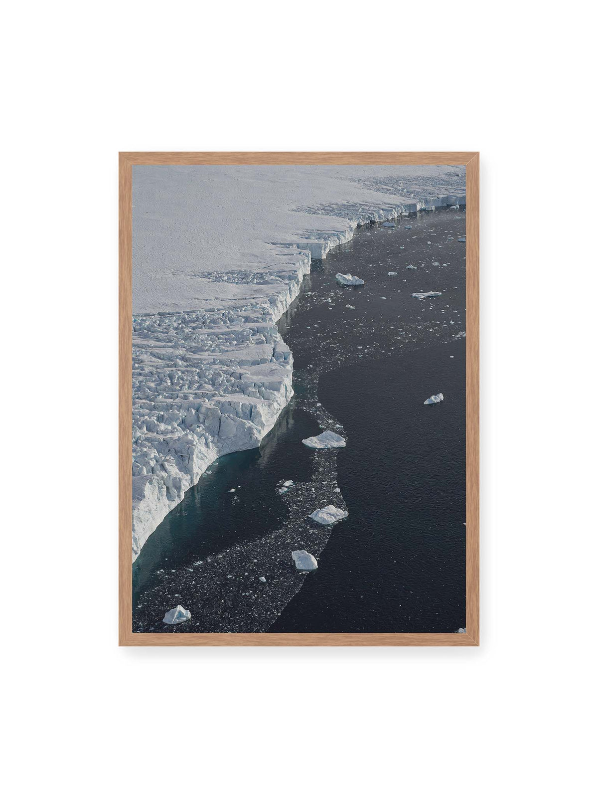 50x70 cm, Eichenrahmen – Helle Eisfläche mit geschwungener Kante an dunklem Wasser, auf dem einzelne Eisstücke treiben.