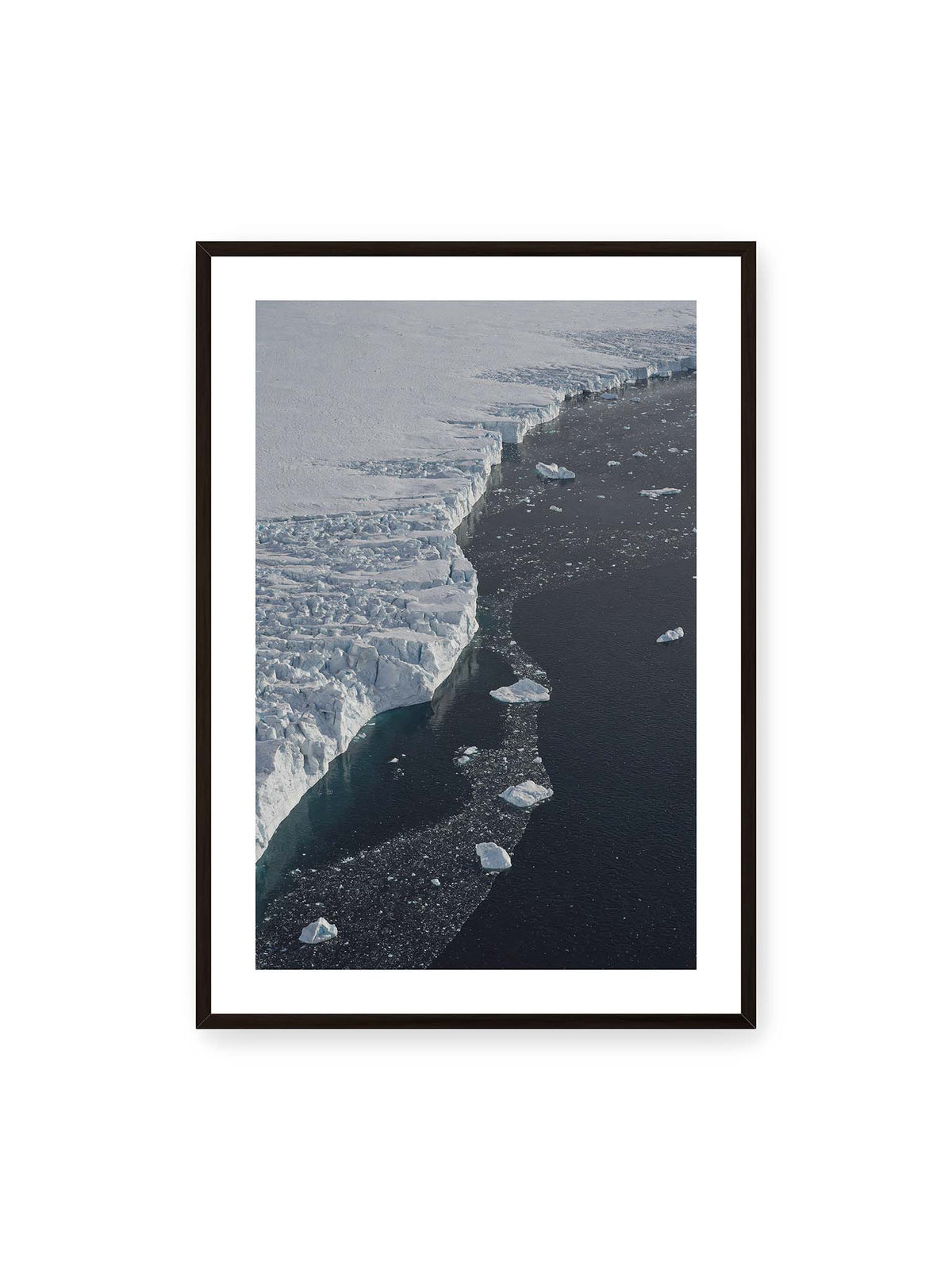 70x100 cm, weißer Galerie-Rand, schwarzer Rahmen – Helle Eisfläche mit geschwungener Kante an dunklem Wasser, auf dem einzelne Eisstücke treiben.
