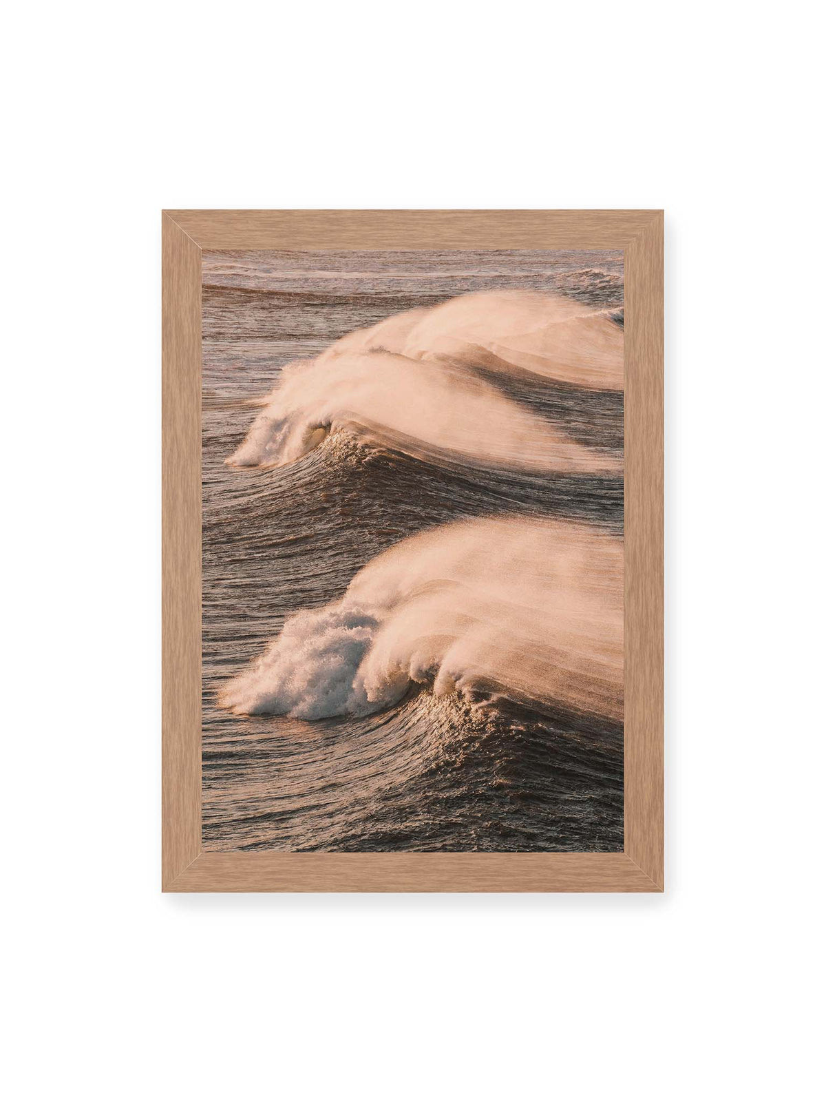 21x30 cm, Eichenrahmen – Zwei brechende Wellen mit verwehter Gischt im warmen Licht über einer dunklen, strukturierten Wasserfläche.