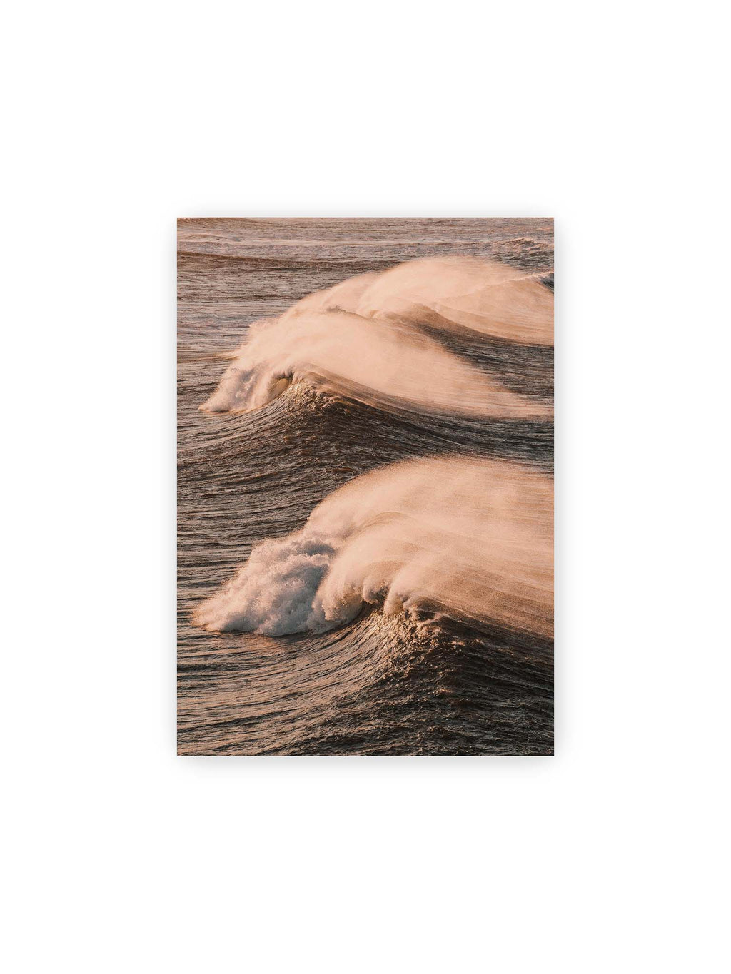 21x30 cm – Zwei brechende Wellen mit verwehter Gischt im warmen Licht über einer dunklen, strukturierten Wasserfläche.