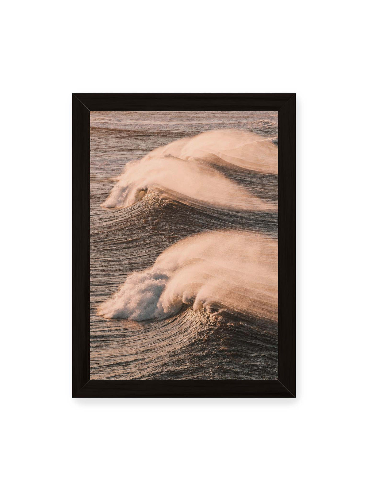 21x30 cm, schwarzer Rahmen – Zwei brechende Wellen mit verwehter Gischt im warmen Licht über einer dunklen, strukturierten Wasserfläche.